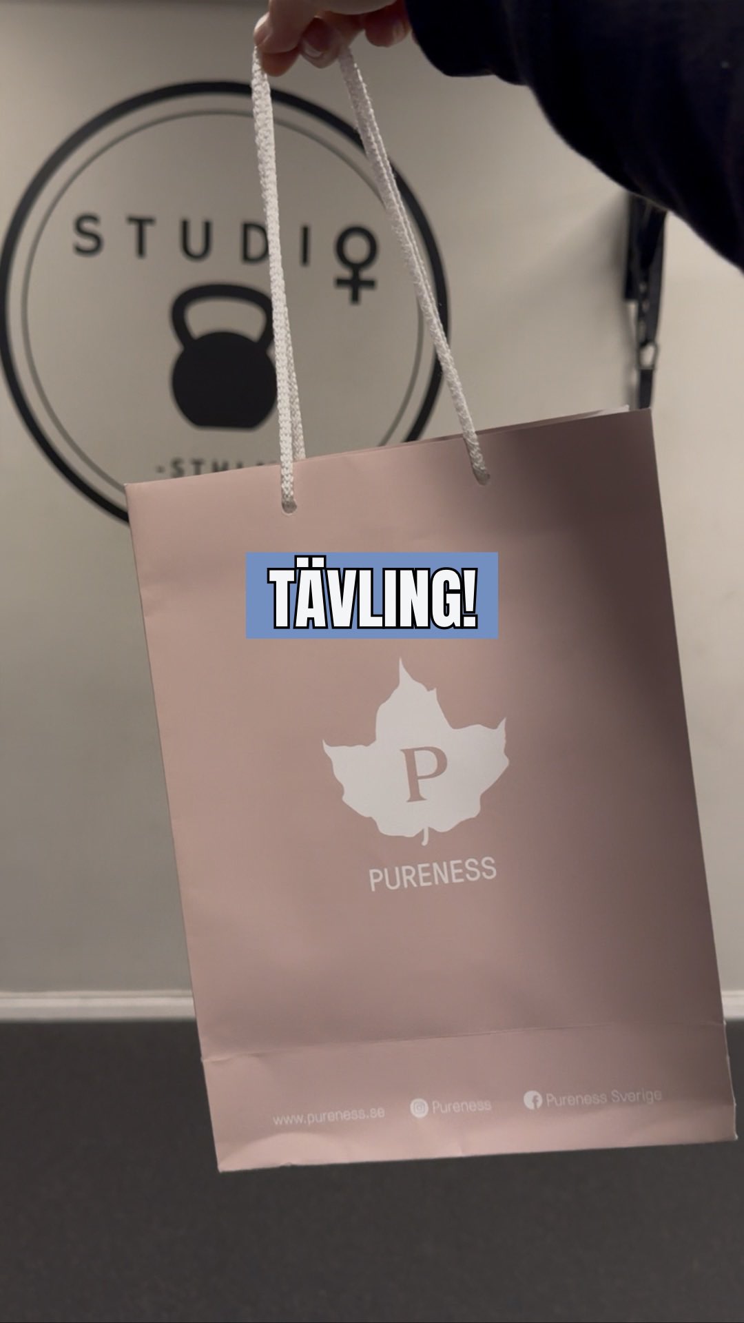 TÄVLING ✨
- i samarbete med @pureness -
I måndags fick vi sällskap av Pureness på Aktiv Barnvagnspromenad där alla som kom fick med sig en härlig goodiebag innehållandes:
🌿 En fräsch kombucha
🌿 Trippelmagnesium för muskler & leder
🌿 En burk elektrolyter för att hålla vätskebalansen i topp!
Jag fick med mig FEM extra goodiebags som jag nu kommer tävla ut till er, det du behöver göra för att vinna är:
▪️Följa @benitajonsson & @pureness
▪️Skriv din favoritsmak i kommentarerna
▪️Tagga en vän
Tävlingen avslutas på söndag 30/11. Vinnaren måste kunna hämta goodiebagen tisdag eller torsdag i @studioq.sthlm
LYCKA TILL!
🔹TIPS! För dig som inte vill förlita dig på tur så kan du just nu handla för upp till 60% på hemsidan och med min kod “Benita20” får du ytterligare 5%!