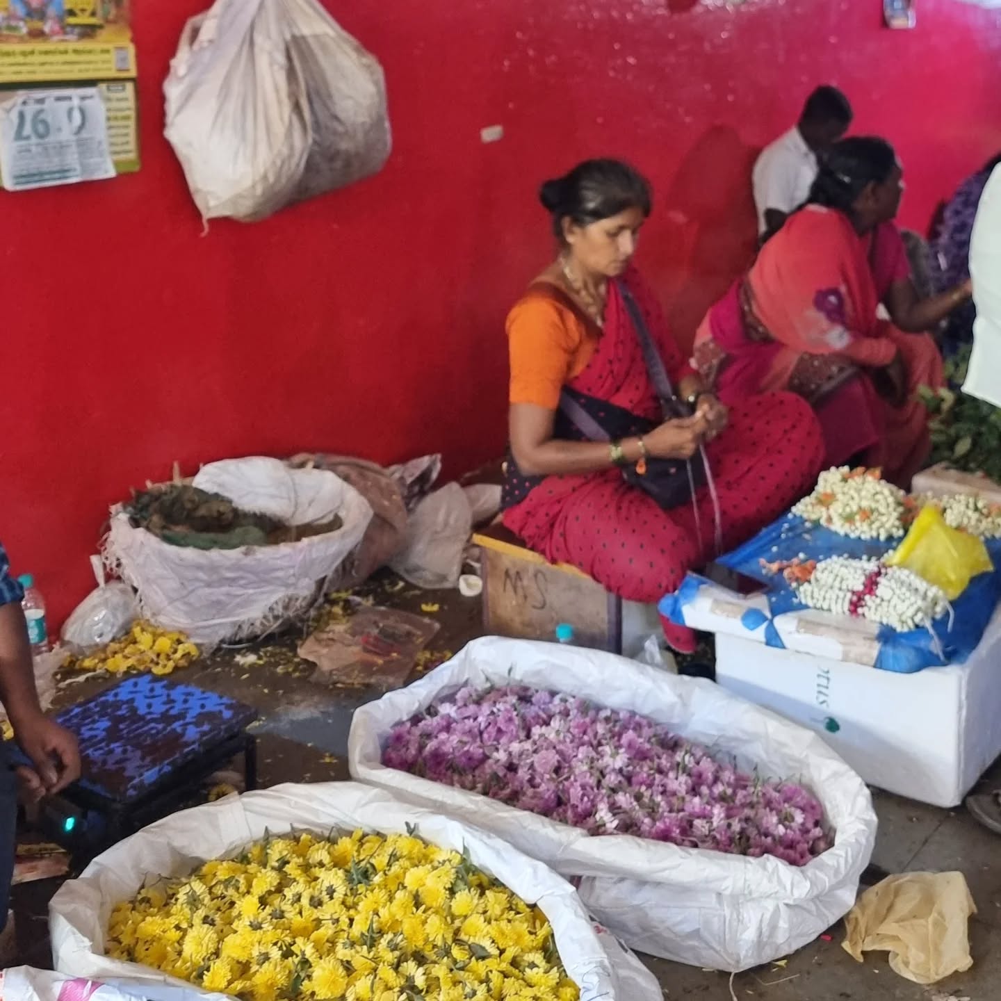 The Bangalore Flower Market. Wow!!!!
#indianflowers
#flowergarlands
#krmarket
#Bangalore