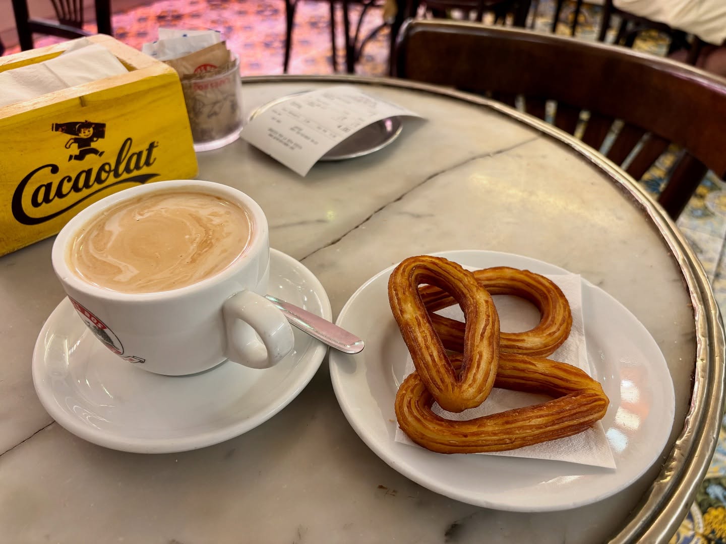 Mmmmm, churros en café con leche om de dag te starten 😋.
Extra leuk bij een van de autentieke cafeterias. Wij gingen dit keer naar Viader. Al meer dan 100 jaar een begrip in Barcelona.