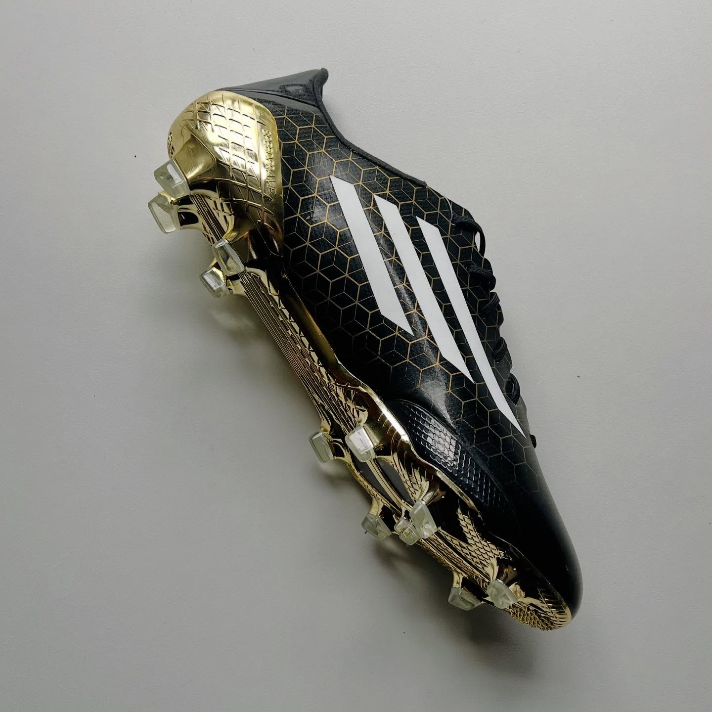 A tribute to speed, a nod to legacy.
The F50 Ghosted Adizero (Futbol Emotion edition)“Memory Lane” isn’t just a boot — it’s a statement made for those who chase history and pace in equal measure. With its striking blend of Black, Gold and White, this limited edition celebrates the evolution of the F50 line.
Available now at Bootsfinder in uk 8.5 for £350 — for the players who wear stories, not just boots.
#adidasF50 #GhostedAdizero #MemoryLanePack #RareBoots #CollectorBoots