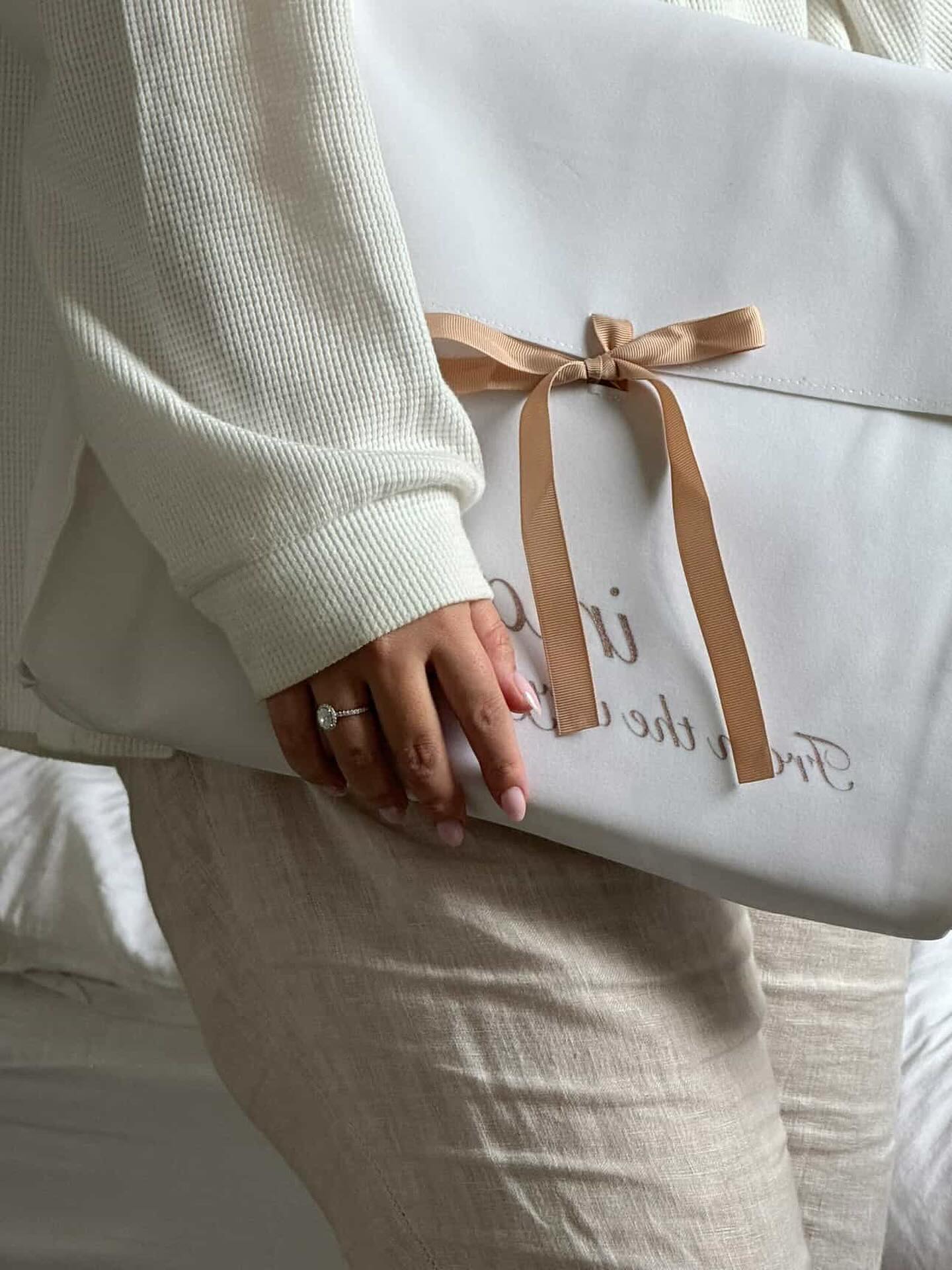 אלוהים נמצא בפרטים הקטנים. אני לא מוכרת מוצרים, אני מוכרת חוויה. כל אריזה שנפתחת מלאה ברגעים של התרגשות, ציפיה ופינוק 🤍 קרדיט לתמונה ההורסת מאחת מההריוניות האהובות שלי שהתפנקה במארז ולא היססה לפתוח מצלמה @or_michaely