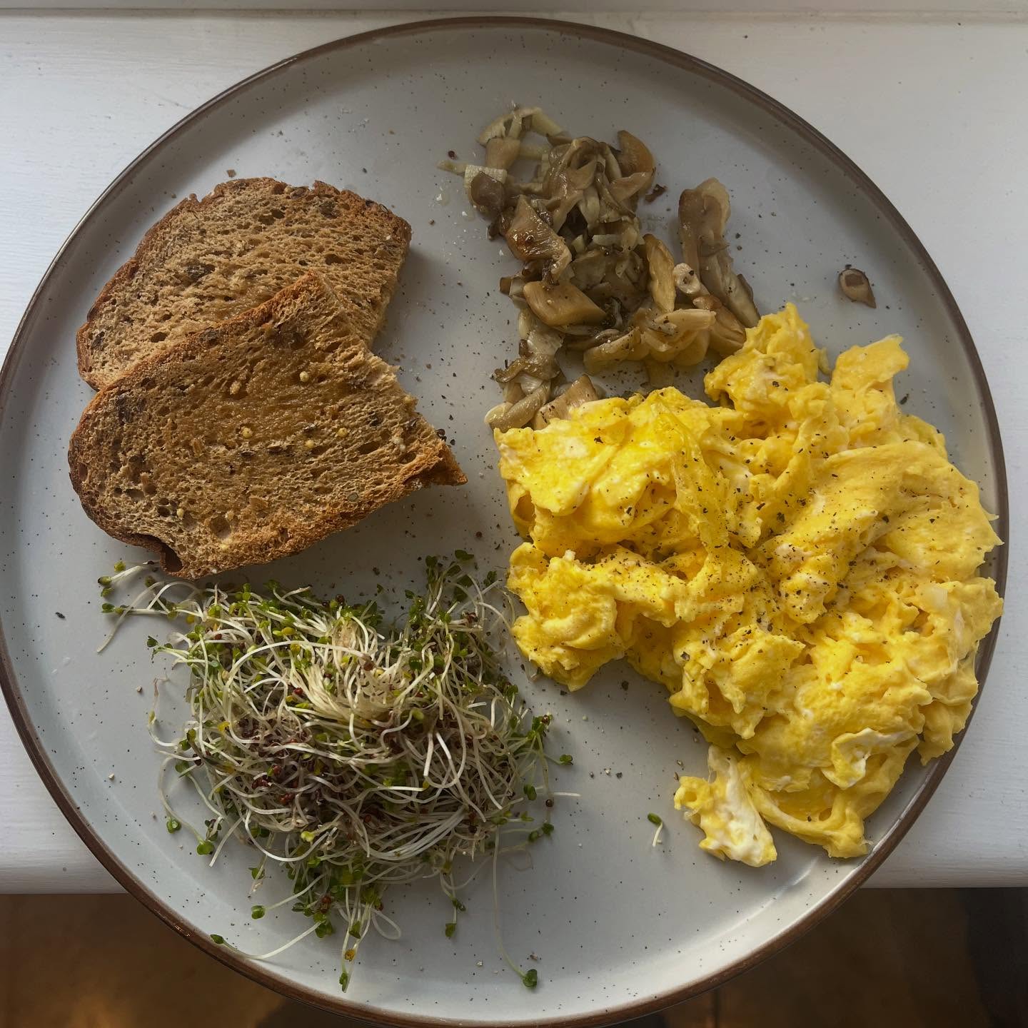 Sunday breakfast is usually porridge but today itâs garlic mushrooms, eggs, broccoli sprouts and toast. Letâs face it, with the clock change itâs almost lunchtime!
Garlic - anti bacterial, anti viral properties. Great for always and particularly this time of year (on Halloween! đ). Try garlic infused oil if garlic affects your IBS, it could be the fructans.
Mushrooms đâđŤ - contain beta-glucans. These also support immune health. These are different beta-glucans to the ones in oats
Broccoli sprouts đą - tasty and support detoxification pathways particularly oestrogen, through a chemical called sulforaphane. Too much oestrogen compared to progesterone contributes to âoestrogen dominance/relative oestrogen excessâ
Eggs x 3 đĽđĽđĽ- 18g protein, and choline for brain health
#nutritionaltherapist #functionalmedicine #breakfast #runner #ibs