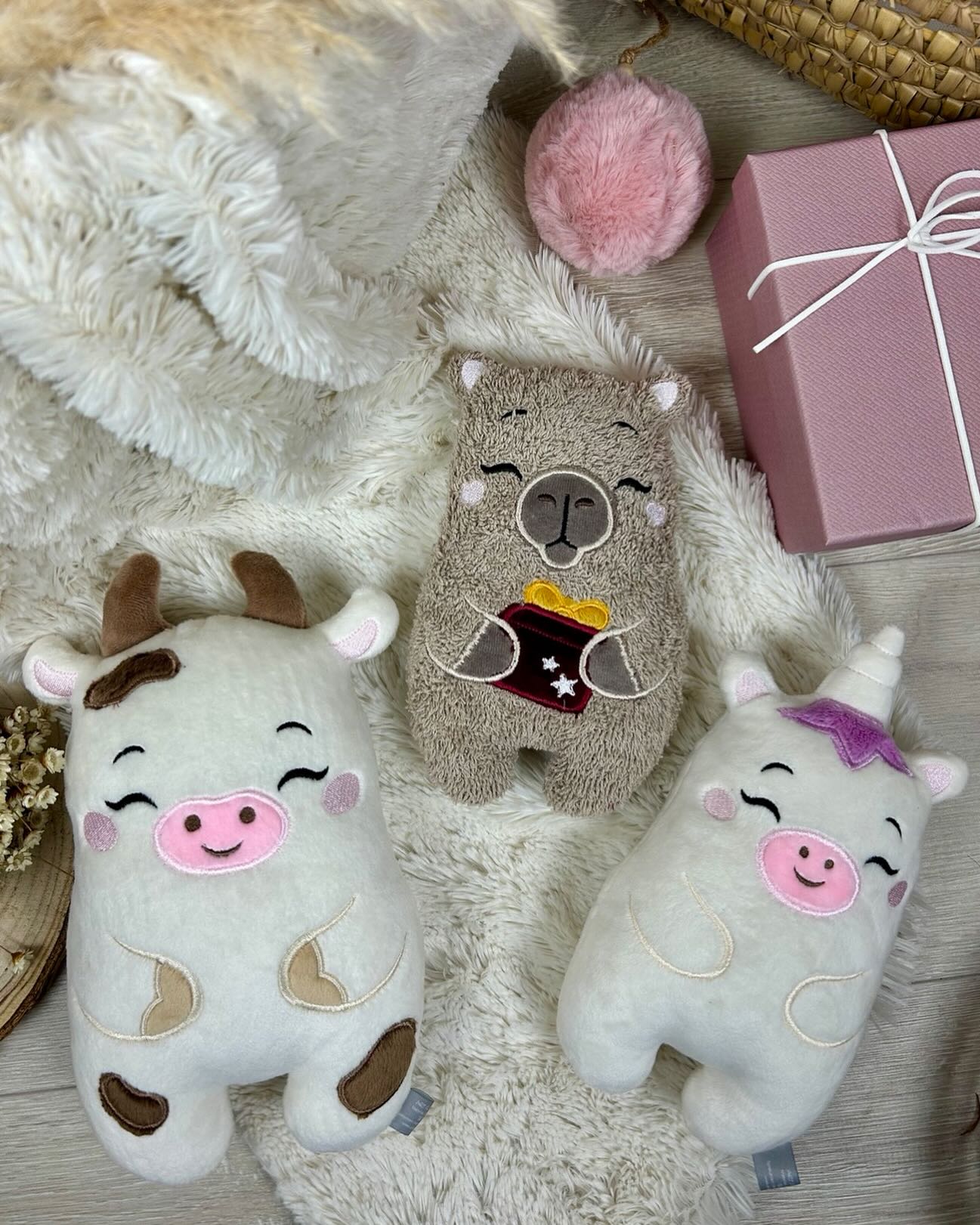 Was ist dein Favorit? Kuh, Capybara oder Einhorn?
Erhältlich bei uns im Shop: artk-design.com
Oder per Nachricht
Die süßen ITH Stickdateien zum selber sticken bekommt ihr von der lieben Magda @stitchcraftspl
Sie hat so niedliche Stickdesigns
#artkdesign#stickdatei #ith #stickenistwiezaubernkönnen
#Plüschfreund #handmade #kuschelfreunde #plüschliebe #kuscheltier #geschenkidee #handarbeit #unikat #plüschfreunde #cutestuff #CapybaraLove #Kuschelzeit #SoooFlauschig #Herbstgefühle #CozyVibes #PlüschLiebe #CuteVibesOnly #capybara #CapybaraMood #SweetMoments #Wohlfühlzeit #Flauschalarm #HappyVibes #CutestThingEver