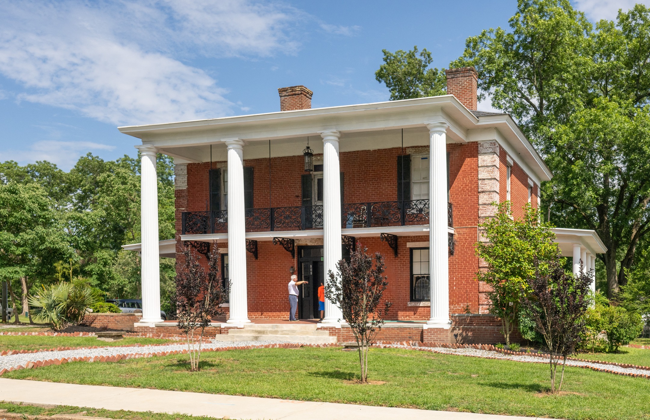 Preservation SC is in the initial phases of developing a real estate marketing platform, aiming to increase awareness of historic properties across the state that are for sale and facilitate connections between homebuyers and realtors/sellers.
Anyone looking to sell a historic property that would appeal to preservation minded buyers would be able to advertise on our e-newsletter and website. From colonial to modern houses, old mills, and commercial buildings, we will accept advertisements from both listing agents and owners. If interested, please contact Joanna Rothell, director of outreach and preservation at: Joanna@preservesc.org. More details coming soon!
📸 The Ruff Cobb House was previously part of our Revolving Fund and is now being resold after its rehabilitation.
