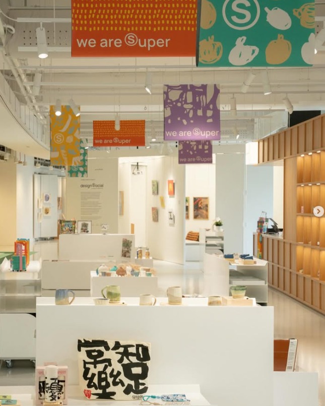 Visit 📍i’mable Collective Space, Enabling Village
20 Lengkok Bahru, Vista Block
#02-02 Singapore 159053
It has opened! 🎉 The operator SuperandCo, now known as weareSuper, has opened the i’mable Collective Space at Enabling Village, Vista Level 2, 20 Lengkok Bahru, S(159053). 🏢 #GrandOpening 🌟 JTMUSES LACQUER TRAYS, 100% LINEN TEA TOWELS, RETRO ENAMEL MUGS, HERITAGE 3D FRIDGE MAGNETS AND MORE! “Every piece tells the story of a differently-abled artist whose creativity deserves the spotlight.”
• “Tag a teammate who needs to see this for festive gifting with a purpose 🎯”
@glimpsesofedenart
#weareSuper #ImAble #EnablingVillage #CommunitySpace
#glimpsesofedenart
#imablecollective
#enablingvillage