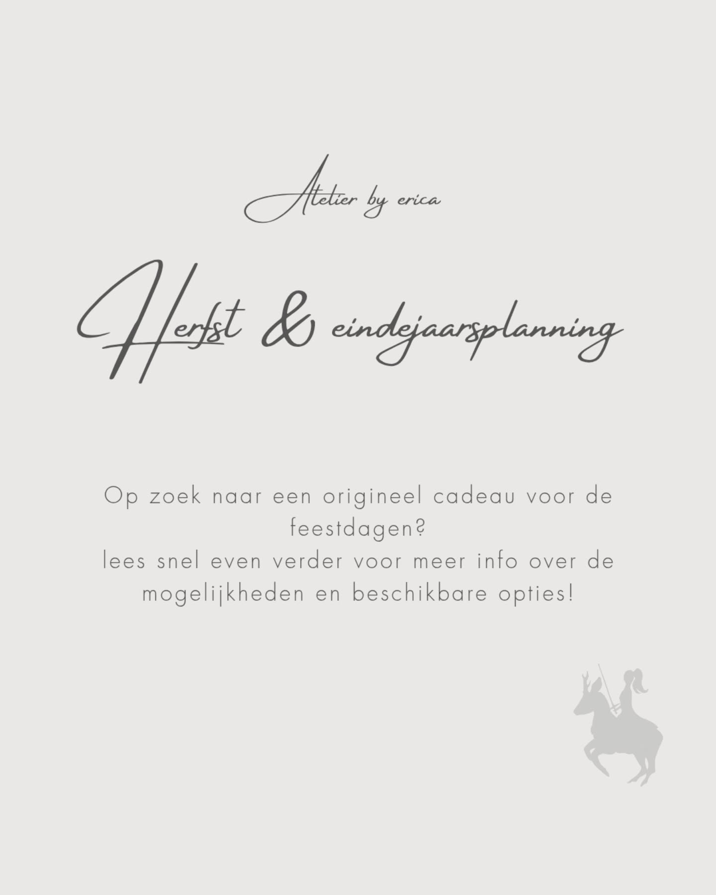 Nu de dagen korten is het is stilaan terug de tijd van gezellig binnen warme chocolademelk drinken en misschien toch ook al eens nadenken over die kerstcadeaus en nieuwjaarswensen...
Ook bij Atelier by Erica loop het jaar stilaan naar het einde toe.
Zo is er nog maar 1 plekje voor een opdracht beschikbaar in 2025
Interesse?
Snel zijn is de boodschap! ✉️
EDIT: VOLZET
CADEAUBONNEN heb ik wel nog ruim op voorraad!
De komende maand werk ik nog enkele fijne projecten af en begin ik aan de planning van 2026. Daar kijk ik stiekem toch wel wat naar uit.
Waar kijken jullie naar uit deze herfstperiode? 🍂