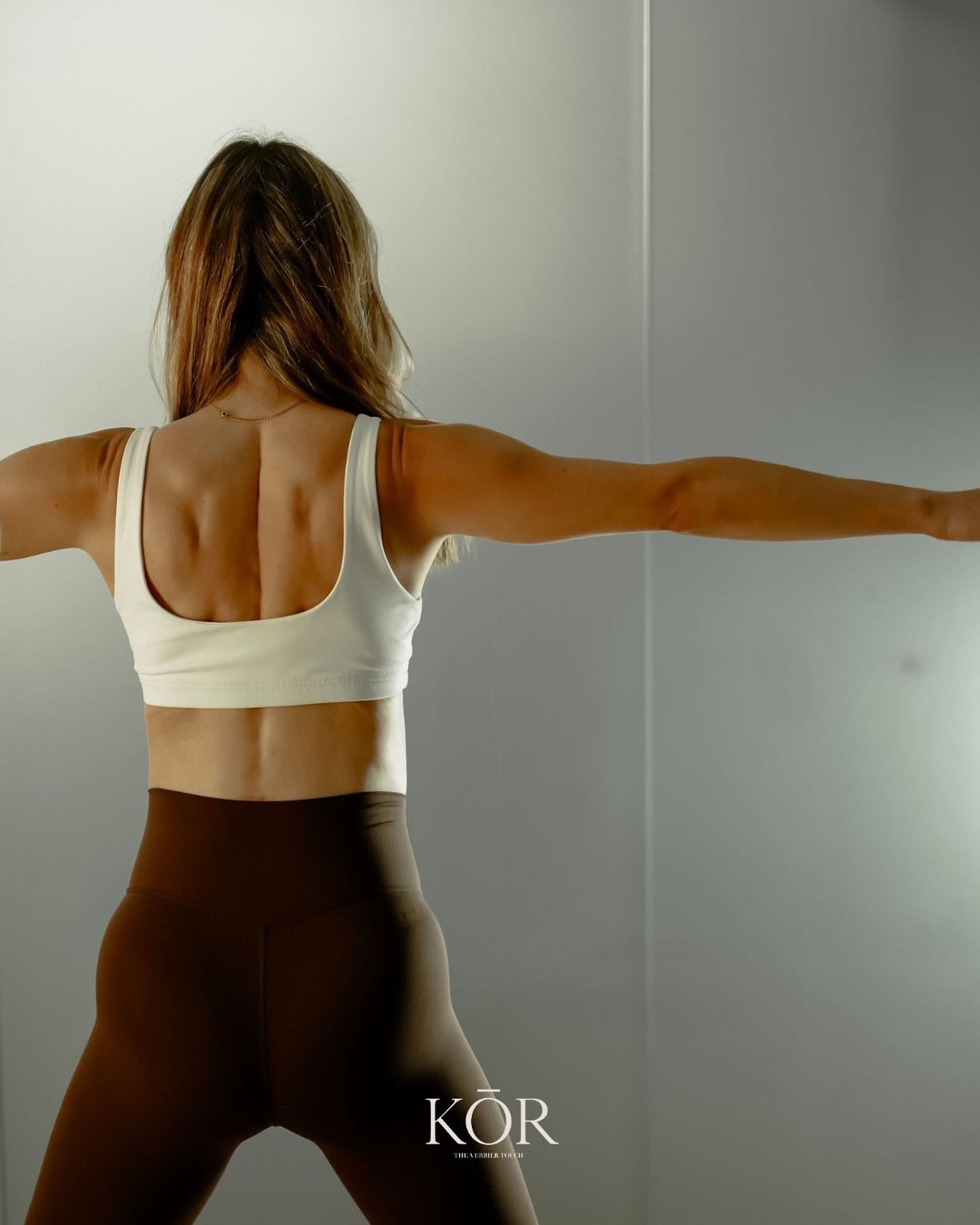 Our goal as Pilates teachers?
To foster understanding, not just movement.
But how?
•Observation & correction: precision builds strength
•Clear cueing: simple language people can feel
•Explaining the ‘Why’: connecting movement to real life function
•Learning: starting with basics and refining
•The Six Principles: concentration, control, centering, flow, precision, breath
•Encouraging curiosity: tuning into your body
Every client leaves feeling educated, empowered and in control.
#verbier #pilates #reformerpilates #verbier #jointhekorcollective
Notre objectif en tant que professeurs de Pilates ?
Favoriser la compréhension, pas seulement le mouvement.
Mais comment ?
•Observation et correction : la précision construit la force
•Consignes claires : un langage simple que l’on peut ressentir
•Expliquer le “pourquoi” : relier le mouvement à la fonction dans la vie quotidienne
•Apprentissage : commencer par les bases et affiner progressivement
•Les six principes : concentration, contrôle, centrage, fluidité, précision, respiration
•Encourager la curiosité : être à l’écoute de son corps
Chaque client repart en se sentant instruit, confiant et maître de son corps.