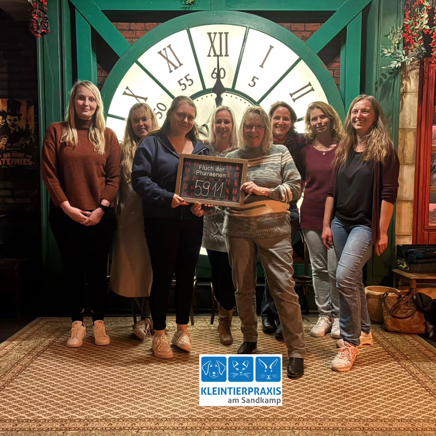 Am Wochenende hieß es "Praxisausflug🥳" Wir haben im Schulz Bowling viele bunte Kugeln kullern lassen bevor wir uns zu den Pharaonen in den @escaperoomoldenburg gewagt haben. Zum Glück haben wir (nach knapp einer Stunde ☺️) den Edelstein finden und somit den Fluch beenden können!!! Und weil so viel Gehirnjogging hungrig macht, gab es reichlich leckeres Essen im @elradohouseoldenburg 🥳
#TollesTeam
#Tierarzt
#Oldenburg
#Kreyenbrück