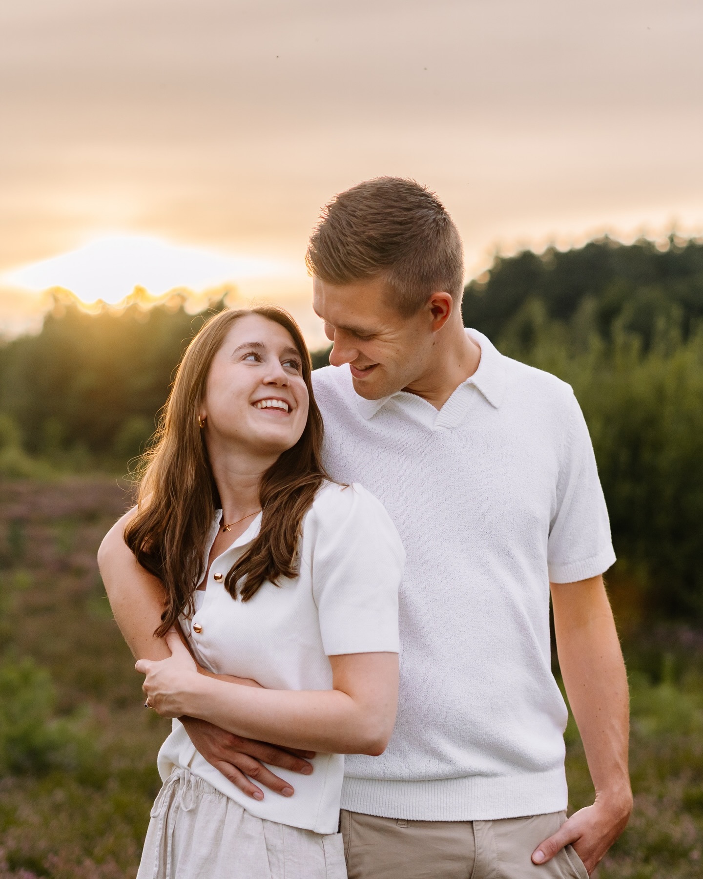 De herfst is begonnen en wat vind ik dit een magische periode ๐๐
Ik hou van de warme kleuren, het zachte licht en de rust die dit seizoen brengt. Toch denk ik nog vaak terug aan die zomeravonden, tijdens prachtige fotoshoots bij zonsondergang.
Zoals deze koppelshoot: De lucht kleurde goud, de heide stond vol in bloei en dit lieve koppel ging helemaal op in het moment.
Als fotograaf vind ik het zo bijzonder om zulke pure en liefdevolle momenten vast te mogen leggen. Zonder poespas, gewoon zoals ze echt zijn.
Ieder seizoen heeft zโn charme.
Of het nu zomer, herfst, winter of lente is, elk seizoen brengt zijn eigen sfeer en licht mee om iets moois vast te leggen. Maar uiteindelijk draait het niet om het weer of het landschap. Het gaat om de connectie tussen jullie, die echte en pure momenten samen.โจ
๐ธ Studio Rood โ liefdevolle fotografie vol warmte en echtheid
.
.
.
#studiorood #fotograaf #koppelshoot #heideshoot #loveshoot #liefdeinbeeld #natuurlijkeportretten #herfstfotografie #warmeherinneringen