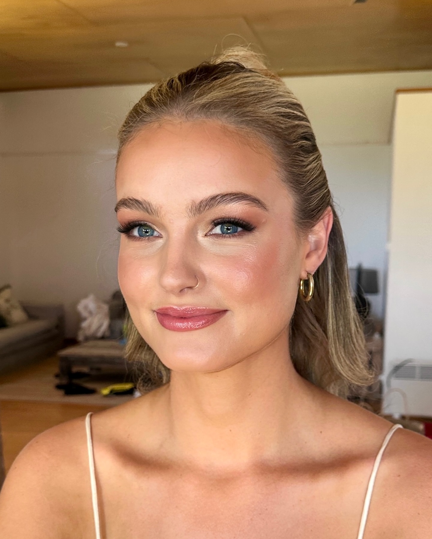 We received a DM when we posted this on stories asking how to describe the look. Our first thought was simply “Ash”. It’s her signature style, not one specific thing but subtly enhancing each persons natural beauty and making them glow!
So we asked Ash instead to describe what to ask for if you’re going for this look:
* Luminous, bronzed skin
* Naturally flushed cheek
* Your lips but better colour leaning pink
* Fluffy brows
* Satin sheen on the eyes in hues of bronze, gold, champagne and a hint of pink
* Individual lashes customised to your natural eye shape but starting shorter on the inner and then lengthening at the outer.