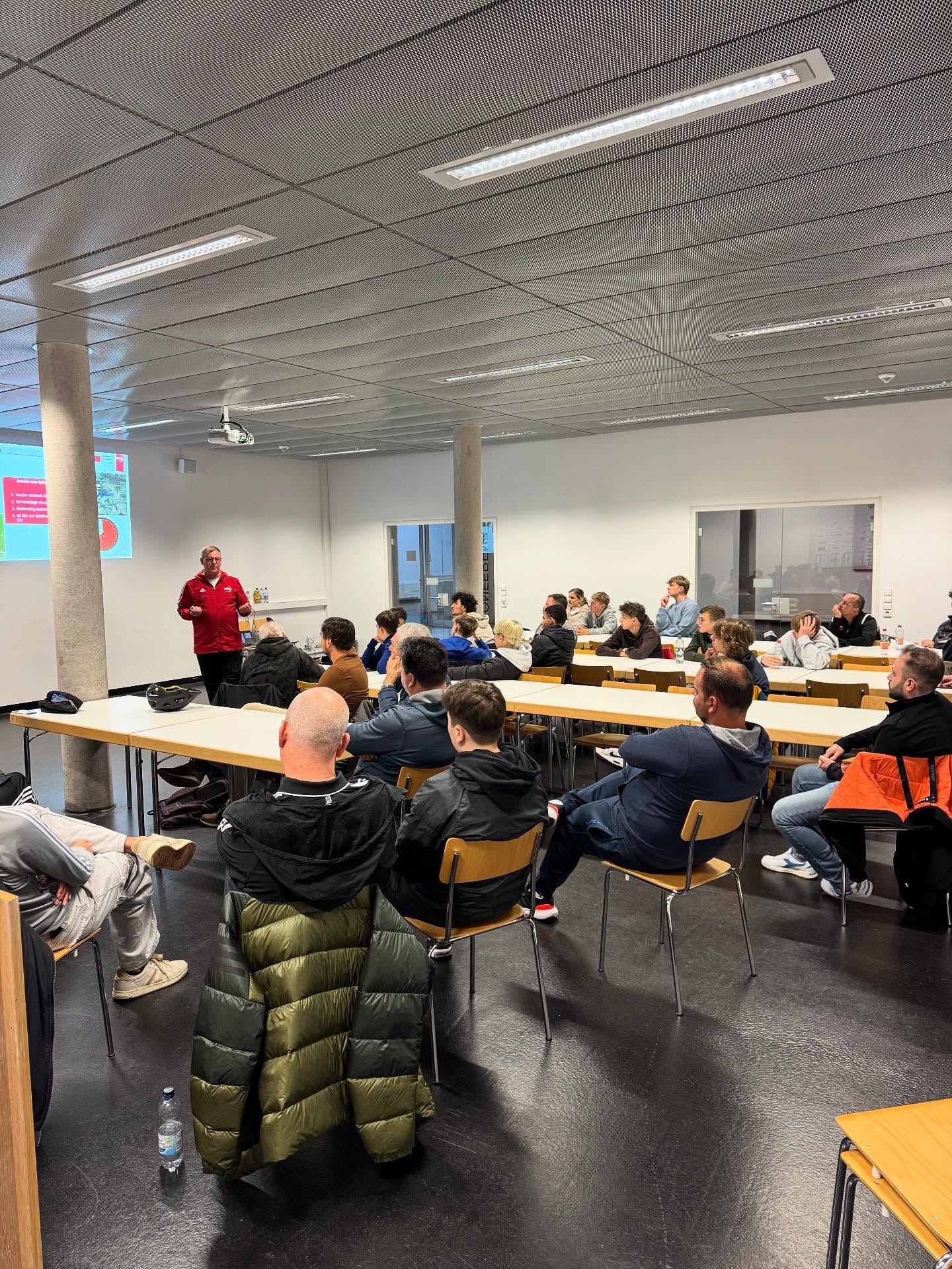 📚 2. Jung-SR-Schulung erfolgreich durchgeführt! ⚽
Am 27.10.2025 fand im Presseraum des Stadions an der Kreuzeiche die zweite Jung-SR-Schulung statt.
Lehrwart Michael Kolb (@srg_riss ) hatte das spannende Thema „Spielvorbereitung“ im Gepäck – und zog die Aufmerksamkeit der über 50 anwesenden Jung-Schiedsrichter:innen voll auf sich. 👏
Von der Nutzung des DFBnet bis hin zum pünktlichen Einlaufen war alles dabei – praxisnah, informativ und motivierend! 💪
Wir freuen uns schon jetzt auf die beiden weiteren Teile der Serie im Jahr 2026! 🔜
#schiedsrichter #JungSR #dfbschiris #wfv_insta #Fußball #wfvlehrstab #weiterbildung #kreuzeichestadion #teamschiri #ehrenamt #spielvorbereitung