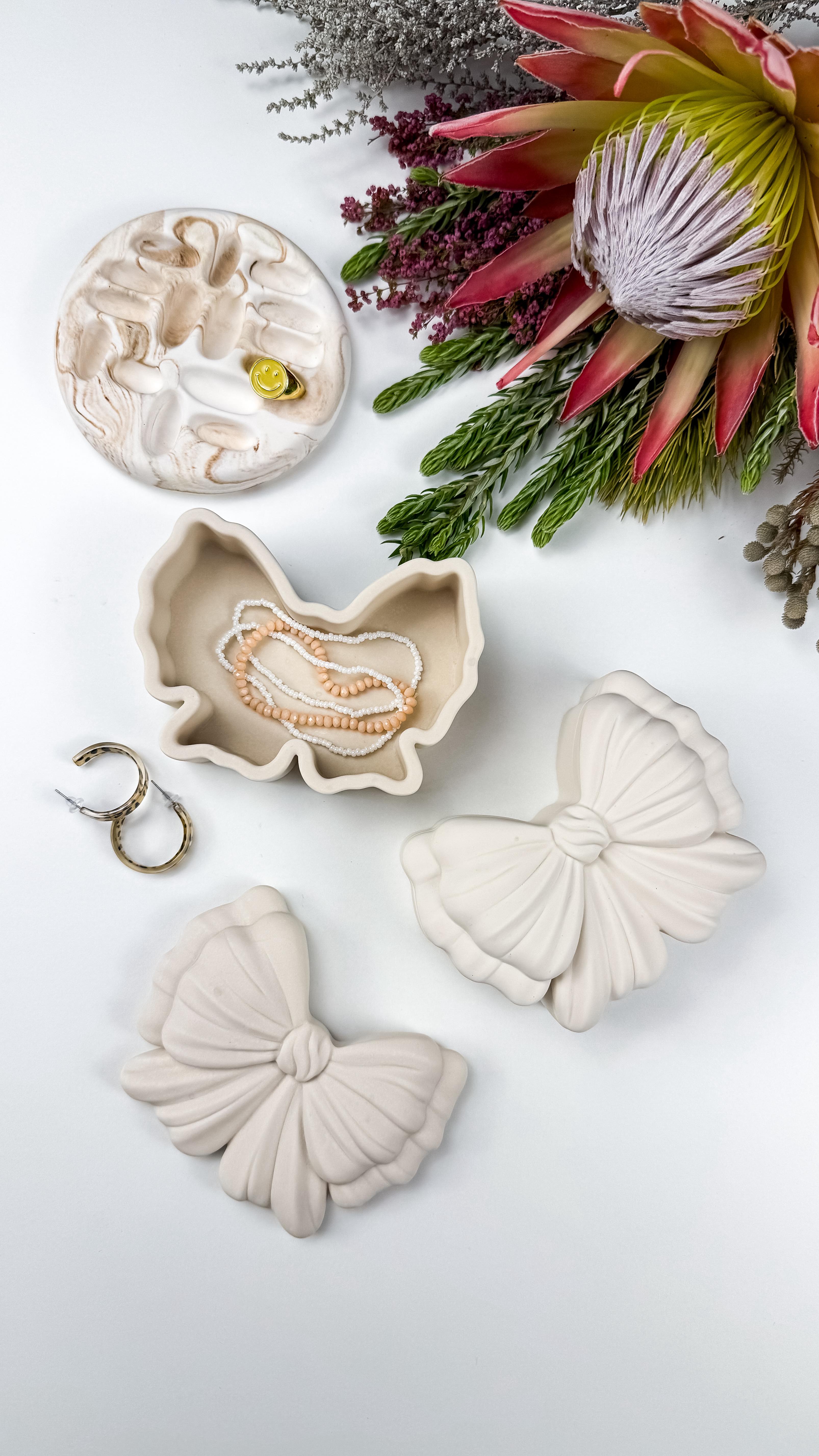 Werbung (re-Upload) | Können wir bitte einmal über diese wunderschöne Form in Schleifenoptik reden? 🤩🎀
In welcher Farbe würdet ihr sie gießen?
Ich hab sie mit Jesin gegossen, funktioniert aber natürlich auch mit jedem anderen Gießpulver. Wenn ihr habe eine Zwei-Komponenten Gießmasse verwendet, dann kann man prima auch heißes Kerzenwachs einfüllen. Ich kann mir die Form richtig gut als Kerze vorstellen, oder @sarsi.creations 😍
Ich schick euch gerne die Materialliste :)
.
#diy #handmade #diyblogger #homedecor #selbermachen #pouring #fy #silikonform #boowannicole #jesin #beige #beigeaesthetic #beigeinterior