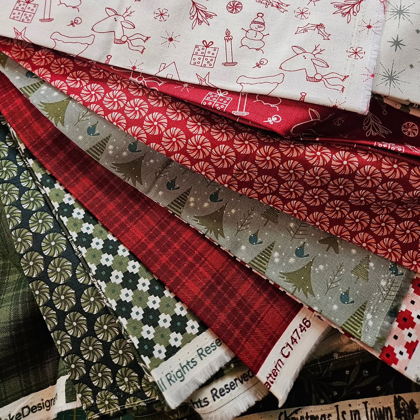 I'm starting to pull and prep more Christmas fabrics from my stash for Christmas ornaments. It's so much fun to revisit some of these from years past as well as some of the new ones I bought for this year. If you have special requests, speak now! I am still open by appointment for shopping, can ship orders within the US, and I'll be in Monroe, WA, for @csoddmall and @artisansholidayfair in Novemberand December.
.
#christmasornaments #ornamentsfordays #eppornaments #epp #englishpaperpiecing #handquilting #sustainablecrafting #sustainabledecor #horsenroundfiberstudio #smallbusiness #fiberartist #handmade #handmadegifts #handsewing