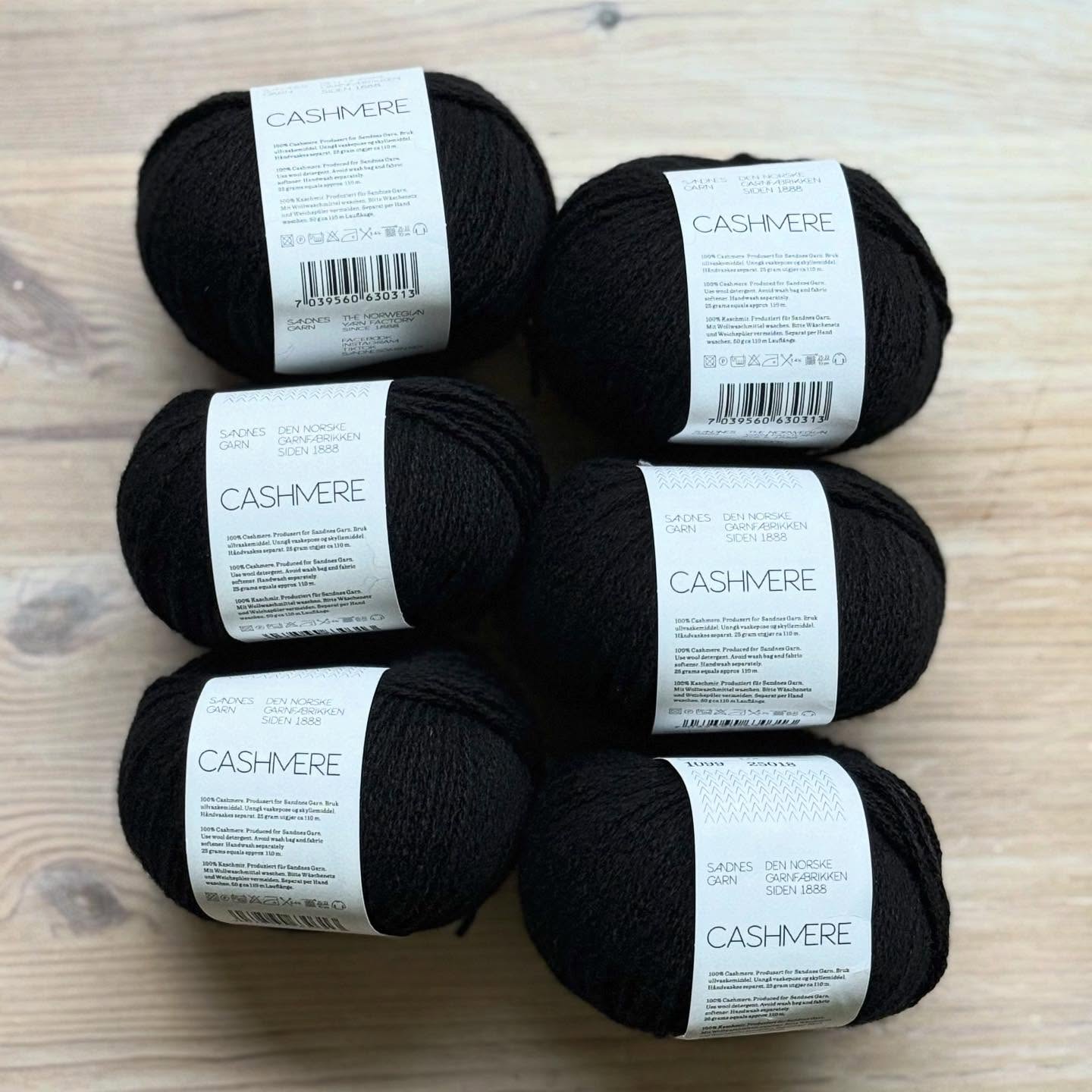 ✨ Neu im Sortiment ✨
Wenn sich Stricken wie pure Ruhe und Luxus anfühlen darf…
Das #cashmeregarn von @sandnesgarn ist so weich, dass man es am liebsten gar nicht mehr aus der Hand legen möchte. 100 % Cashmere – federleicht, atmungsaktiv, temperaturausgleichend und mit einem natürlichen Glanz, der jedes Strickstück zu etwas Besonderem macht.
Perfekt für feine Accessoires, edle Pullover oder das eine Projekt, das für immer bleibt.
Hergestellt von Sandnes Garn, der norwegischen Garnfabrik seit 1888 – bekannt für höchste Qualität, verantwortungsvolle Produktion und zeitloses Design.
🖤 Zusammensetzung: 100 % Cashmere
🧶 Lauflänge: 25 g = 116 m
🪡 Nadelstärke: 3,5 – 4 mm
🌱 Handwäsche, liegend trocknen
Erhältlich ab sofort bei uns im Laden – in ausgewählten Farben.
IDEENSAMMLUNG:
Was würdest du gern draus stricken?
#seemannsgarnhamburg #sandnesgarn #cashmere #handgestrickt #luxusgarn #strickliebe #slowknitting #norwegiandesign #wollgeschäfthamburg #strickcafé #nachhaltigstricken #strickinspiration
@sivmolven