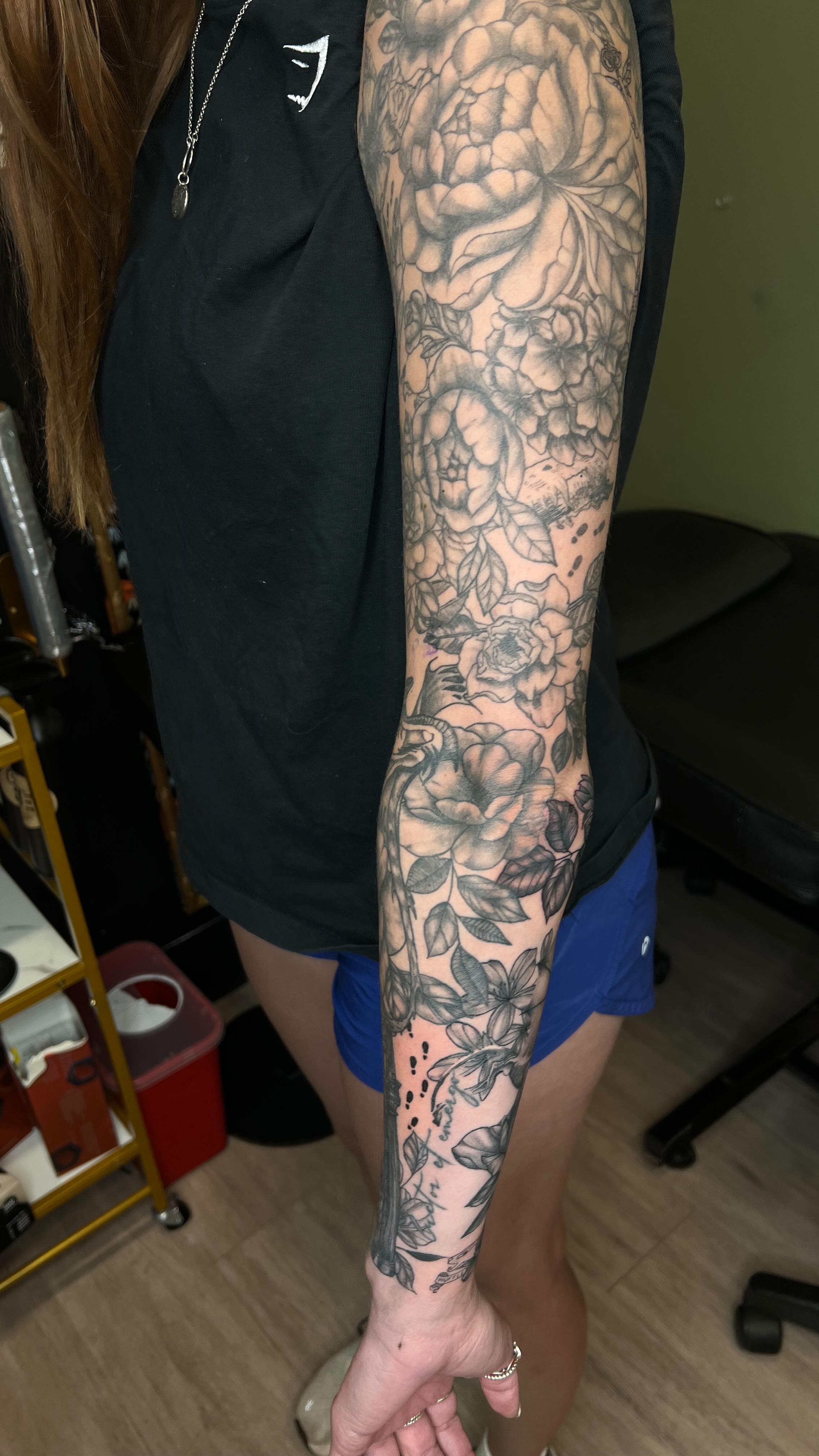 And that’s a wrap on this custom Harry Potter sleeve!! Thank you Kaylee for giving me creative freedom to bring your ideas to life! How many Harry Potter nods can you see 🧐
#sanantoniotattooartist #femaletattooartist #customtattoo #floraltattoo #harrypotter #harrypottertattoo