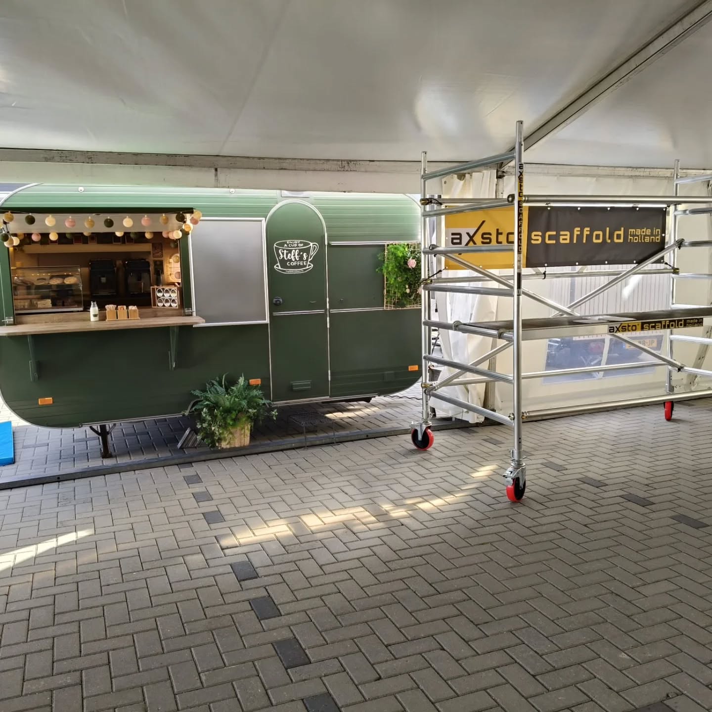 ☕ Koffie on wheels bij de Open Dag van @steiger_verhuur_zeeland
Vandaag zijn we aanwezig tussen de steigers, hoogwerkers, ladders en trappen om iedereen te voorzien van een heerlijke kop verse koffie.
Kom langs, ontdek wat Steiger Verhuur Zeeland allemaal te bieden heeft én laad jezelf op met een heerlijke koffie of thee
📍 Locatie: Techniekweg 5-0008, Zierikzee
📅 Vandaag – tot 17.00 uur
Tot zo! 🚚✨