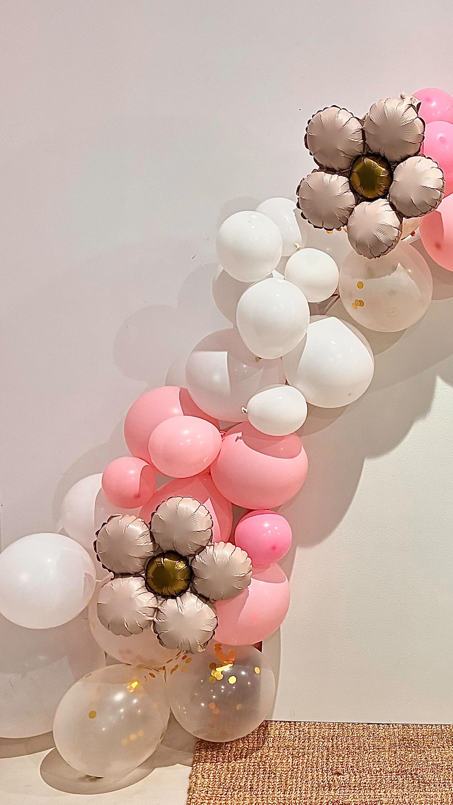 JALMA’Event ✨ PERSONNALISE TON ÉVÉNEMENT ✨
Quand tu fais appel à Jalma’Event comment ça se passe ?
Je t’ai préparé un réel en prenant pour exemple la décoration que j’ai réalisé pour le baptême de T✨ :
1/ Tu me contactes (par Instagram, Email ou via le formulaire de contact sur mon site) : tu me parles de ton projet, de tes envies, de ton Histoire… 💌
Tu peux m’envoyer des inspirations et des photos que tu aimes.
2/ Je te propose un visuel et te transmets un devis sous 7 jours 📥
3/ On en discute, on fait les modifications ensemble et on valide le devis ✔️
4/ A mon tour de jouer : j’achète tout le matériel dont j’ai besoin pour ta décoration : bois, peinture, éléments de décoration pour personnaliser ton événement, ballons, papier cricut, accessoires etc …🛍️
5/ Je prépare ton panneau/ Backdrop : découpe des panneaux, assemblage, montage, réglage, ponçage, peinture, vernis… 🪚
6/ Je personnalise ton panneau avec une jolie écriture, une citation qui te ressemble, un message pour tes invités …
C’est l’une des grosses étapes de la personnalisation : la police est choisie avec soin, la découpe, l’échenillage et le collage doivent être réalisés avec précision pour que rendre l’ensemble harmonieux. ✂️
7/ Si tu as choisi des ballons, sache que je commande des ballons ecoresponsables en latex 100% biodégradable (ils sont solides et durent longtemps). Je les choisi en fonction de ton thème, de tes couleurs et les gonfles la veille ou le jour de ton événement. 🎈
8/ Je te livre ta décoration dans le lieu de ton événement. 🚗
9/ J’installe toute ta décoration pour que tu puisses profiter à 100% de ton moment. Fini le stresse des préparatifs, je m’occupe de toute ta décoration. 🤩
🔜 Il ne te reste plus qu’à profiter de ton moment, admirer ta belle décoration et garder un souvenir inoubliable de cet instant précieux ✨
Un mariage, un anniversaire, une baby Shower, une naissance, un babteme, un EVJF ou pour un événement professionnel, je t’accompagne pour sublimer ton événement !
Il ne te reste plus qu’à me contacter : toutes les infos sont dans ma bio ! À bientôt 👋🏼
#event #decoration #jalmaevent #design #création #realisation #evenement #bretagne