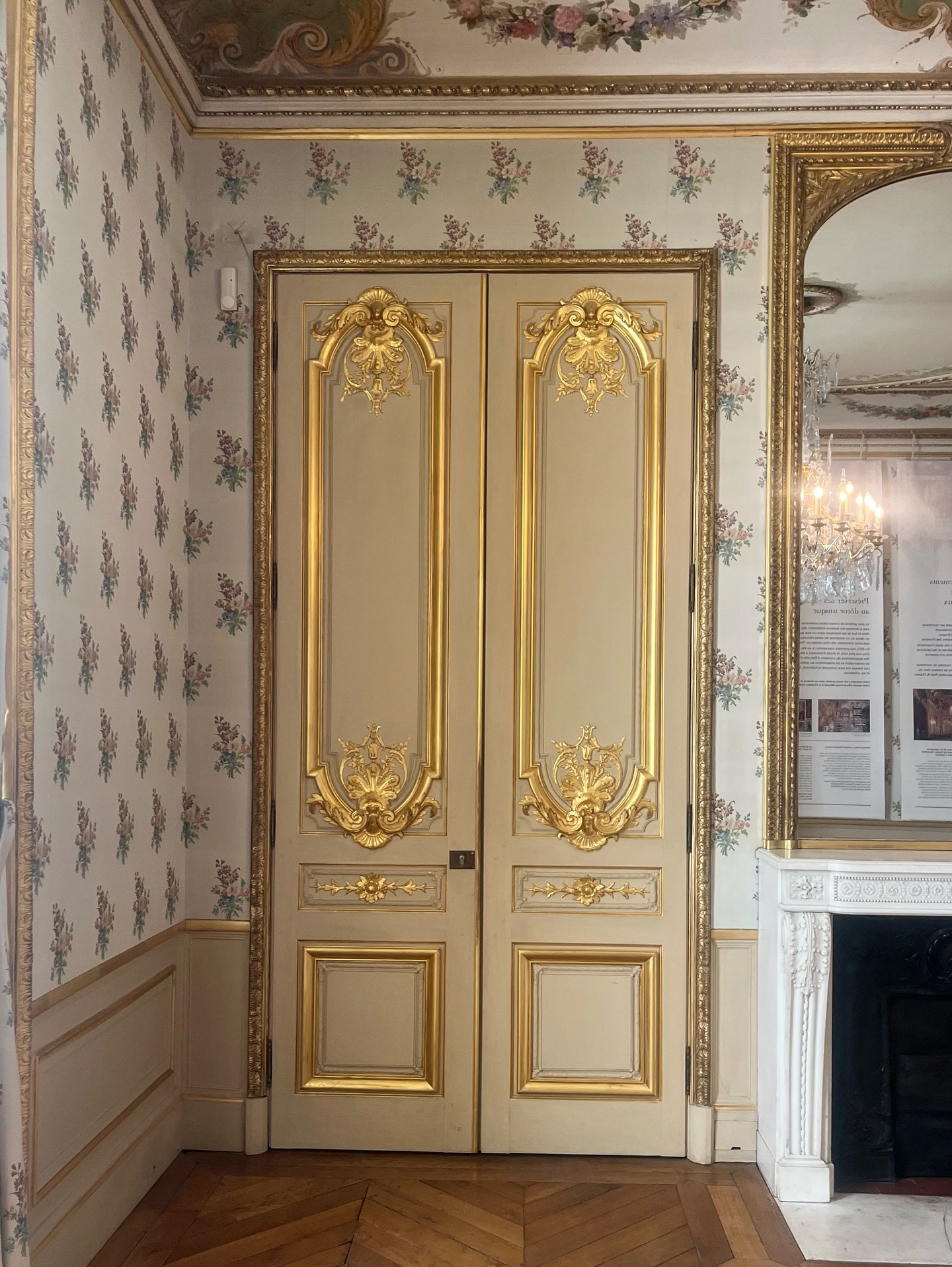 Le style vintage, so 2025 !
Je me disais que ce papier peint datant (ou inspiré) du Second Empire ne serait pas si ridicule dans un intérieur d’aujourd’hui..
Il en serait même presque tendance non ?
#appartements #napoleon #secondempire #louvre #vintage #tendance