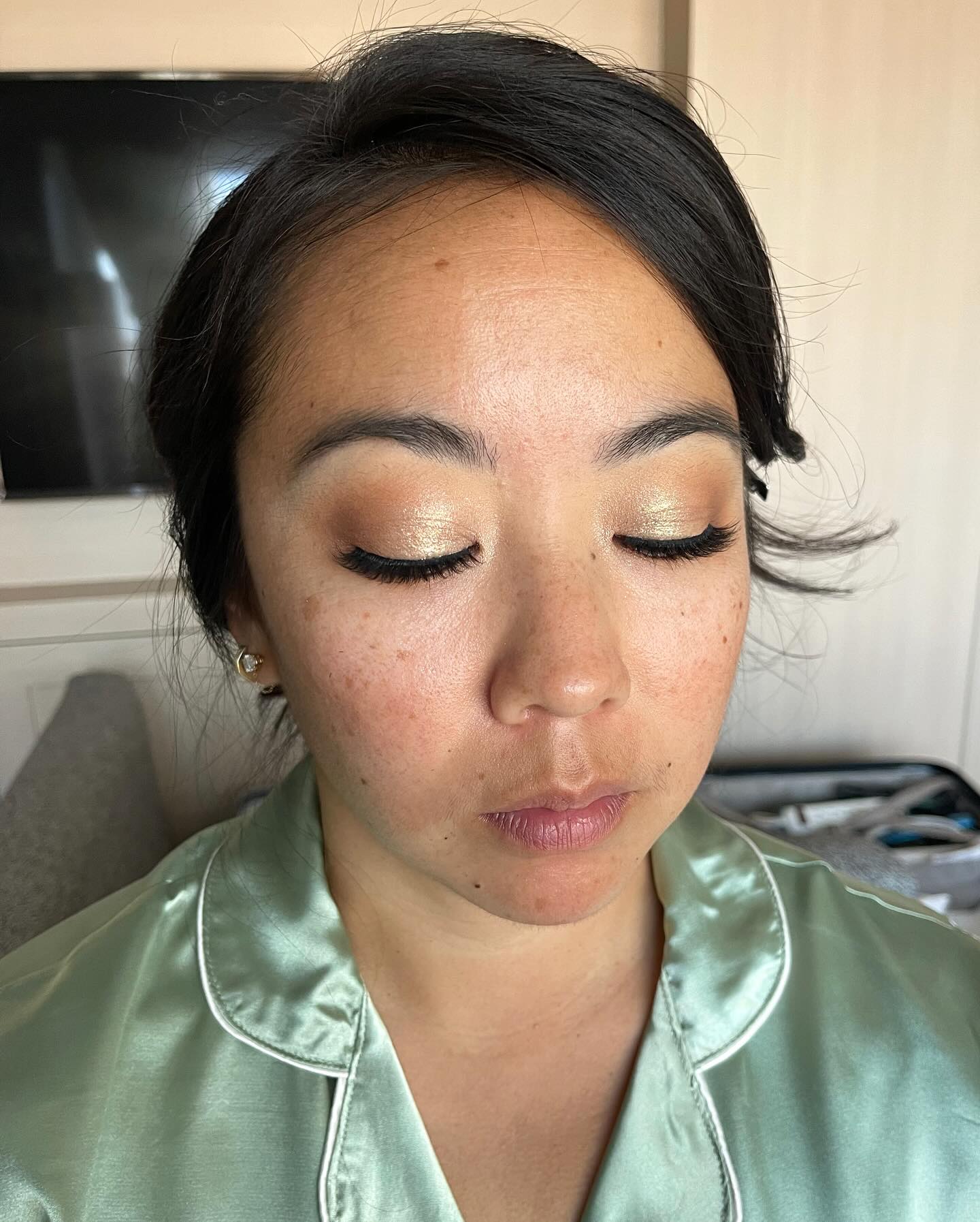 Let’s give this eyeshadow its own moment and a round of applause before we snatch the rest of the face. The perfect soft gold glow before the glam gets turned all the way up.
#sessionsmakeup #makeupartist #softglam #bridalmakeup #glowingskin #goldenyeye #makeuplooks #bridalmua #weddingmorning