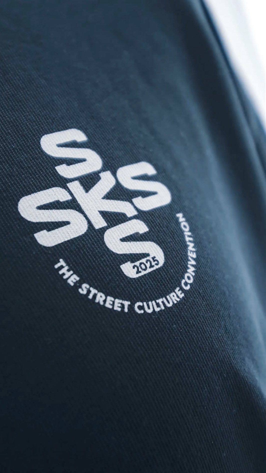 MABASI x SWISSKICKS
3ème collab
On est fiers de vous présenter les t-shirts Swisskicks 2025 produits par @mabasi_lab et designés par @guillaumeott
🖤 t-shirt noir pour le public — en vente exclusivement pendant la convention à 35.- au stand merch
🍫 t-shirt chocolat réservé aux bénévoles & partenaires. ils ne seront pas mis en vente, version f&f uniquement
NOUVEAU PRINT DISCHARGE
l’encre est littéralement fusionnée dans le tissu aucune épaisseur, juste une texture clean comme si le design avait toujours été là la street culture printé à champagne, suisse.
#sneakers #streetart #streetculture #swissmade #swisskicks