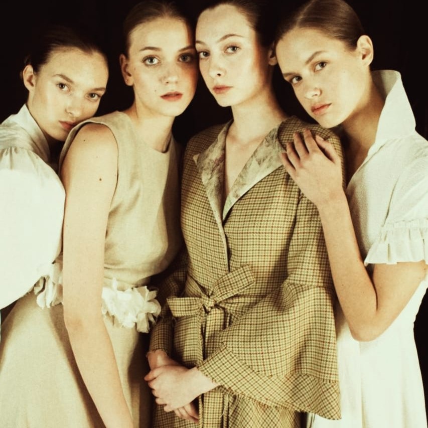 De Moscú a Sevilla: la ruta de nuestra artesanía.
La misma idea viaja con nosotros: técnica visible, materiales nobles y una elegancia tranquila. Backstage, fitting y la calma antes de escena; cada prenda reclama tiempo y memoria — lujo que perdura.
*****
From Moscow to Seville: the journey of our craft.
The very same idea travels with us: visible technique, noble materials and a quiet elegance. Backstage, fittings and the calm before the show—each piece asks for time and memory—luxury that endures.
#Sevilla #MoscowFashionWeek #SustainableLuxury #Artisanal #SlowFashion #RunwayMood #Linen #silk #DenimReimagined #evevalverde #CRFW #sima41