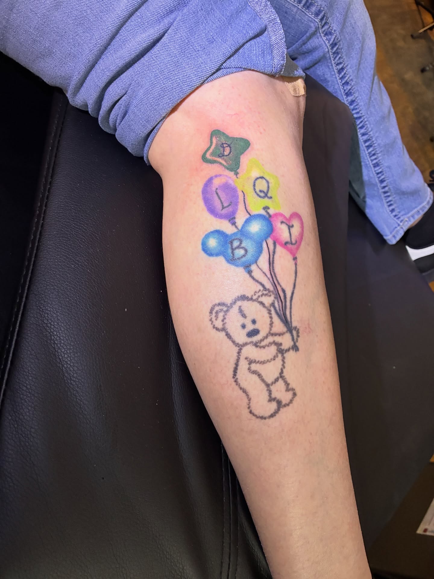 Added the sweetest little balloon for my friend’s grandbaby 🎈💖
Such a meaningful touch to an already adorable leg piece — the other balloons & bear weren’t done by me, but I loved getting to add to the story 🧸✨
Had so much fun with this one and can’t wait to see it all come together over time 🌟
Made @tattootattooseattle
#BalloonTattoo #GrandbabyTattoo #SentimentalTattoo #CuteInk #LegTattoo #SeattleTattooArtist #SeattleTattoos #TattooTattooSeattle #TattooArtist