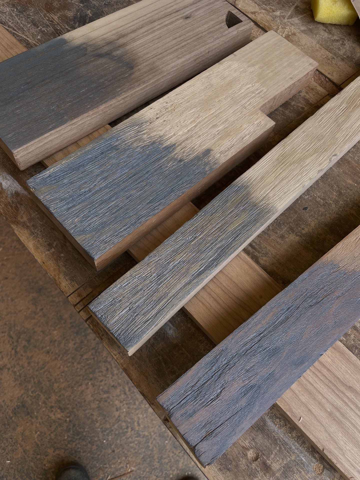 Atingir as expectativas do cliente é o foco do meu trabalho!
É aí que está o verdadeiro desafio da marcenaria sob medida.
Nesse projeto, a cliente tinha uma ideia muito clara do efeito e da cor final que queria alcançar. Meu papel foi pesquisar, testar e propor as melhores soluções técnicas para que o resultado ficasse exatamente como ela imaginava!
Durante o processo, fazemos testes de madeira, textura, cor e acabamento, garantindo que cada escolha seja de acordo com o gosto e à necessidade de quem confia no meu trabalho.
No fim, cada cliente recebe algo exclusivo, feito com atenção, técnica e dedicação. Desde o início ao fim!