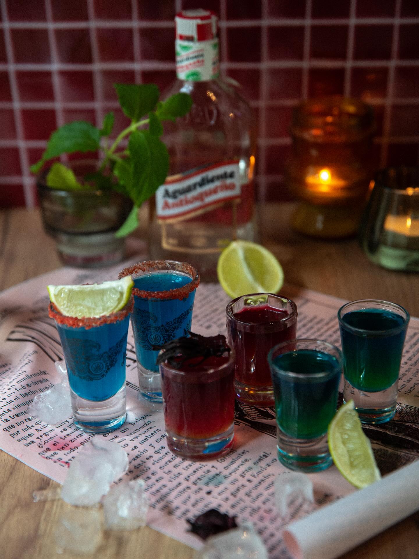 Z nami się nie napijesz ? 🌝
To przyjdź pogadać, dziś u nas językowa fiesta ! 👅
A jutro (01.11) muzyka na żywo! 🎤
🌮TACOBAR, Jasna 22 🇲🇽
Besos 💋
🇬🇧
You’re not having a drink with us? 🌝
Then come and chat — tonight we’re having a language fiesta! 👅
And tomorrow (Nov 1st) — live music! 🎤
🌮 TACOBAR, Jasna 22 🇲🇽
Besos 💋
🇪🇸
¿No vas a tomar con nosotros? 🌝
Entonces ven a platicar, ¡hoy tenemos una fiesta de idiomas! 👅
Y mañana (01.11) ¡música en vivo! 🎤
🌮 TACOBAR, Jasna 22 🇲🇽
Besos 💋