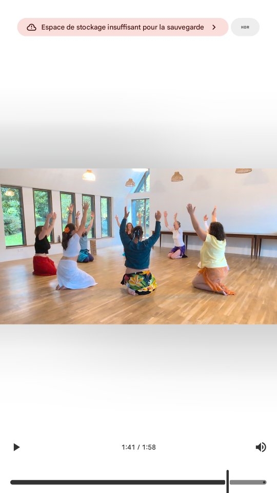 'Aparima vava ✨
🌙 Le 'aparima Vava est une danse qui s'exécute sur les genoux, au sol.
Vava signifie qui est muet. Ce 'aparima se danse alors sans parole, mais n'en est pas moins chargé de sens, puisqu'il est dansé pour représenter des moments de vie : cueillette, confection du mono'i, préparation du coco, pêche...
🌙 Originellement le 'aparima vava est rythmée par les percussions, et se danse par des hommes, bien qu'aujourd'hui on puisse le voir représenté par des femmes.
🌙 Pour le stage, j'ai souhaité créer un 'aparima vava qui honore les femmes dans tout ce qu'elles sont :
Leur beauté
Chaque partie de leur corps
Leur force mentale
La possibilité de porter la vie
Leur vulnérabilité
Leur puissance
Leur féminité
Leur compassion/aroha
Un beau moment de partage, de sororité, d'amour pour nous même et pour le pūpū - le groupe - 💜
C'était un réel plaisir de partager ce 'aparima vava avec vous.
Mauruuru rahi 🙏🏽✨