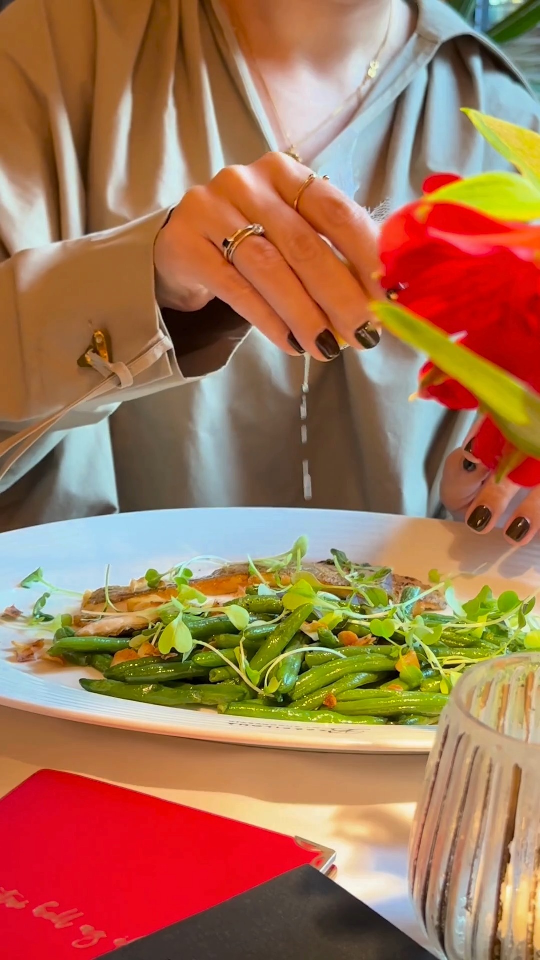 Nem kell menetrend, ha Párizsba vágysz.
Csak rendeld meg kedvenced a tábláról vagy étlapunkról, kortyolj bele a borodba, és máris ott vagy a Montmartre-on. 🧡
#szépilona #szépilonabisztr