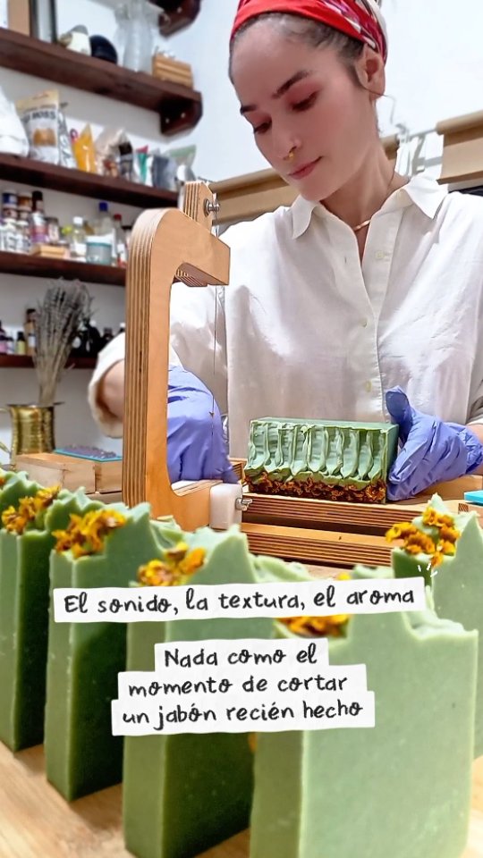 Paciencia, ingredientes puros y manos que disfrutan el proceso 🤍
Así se siente hacer las cosas con alma.
#organico #natural #cosmeticanatural #artesanal #ecoamigable #cuidadofacial #facial #jabonartesanal #jaboncorporal