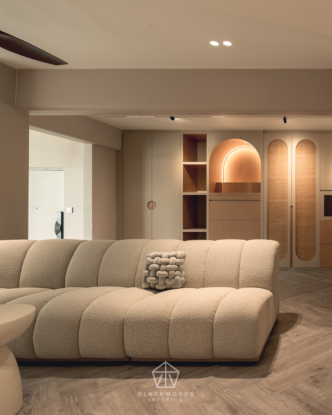 Soft curves, warm lighting, and textured finishes craft a living space that feels both calm and refined.
A blend of comfort and quiet luxury.
#blackwoods #blackwoodsinterior
#interiordesign #homestyling #sgliving
#modernhomes #renovationinspo
#calmspaces #cozycorners