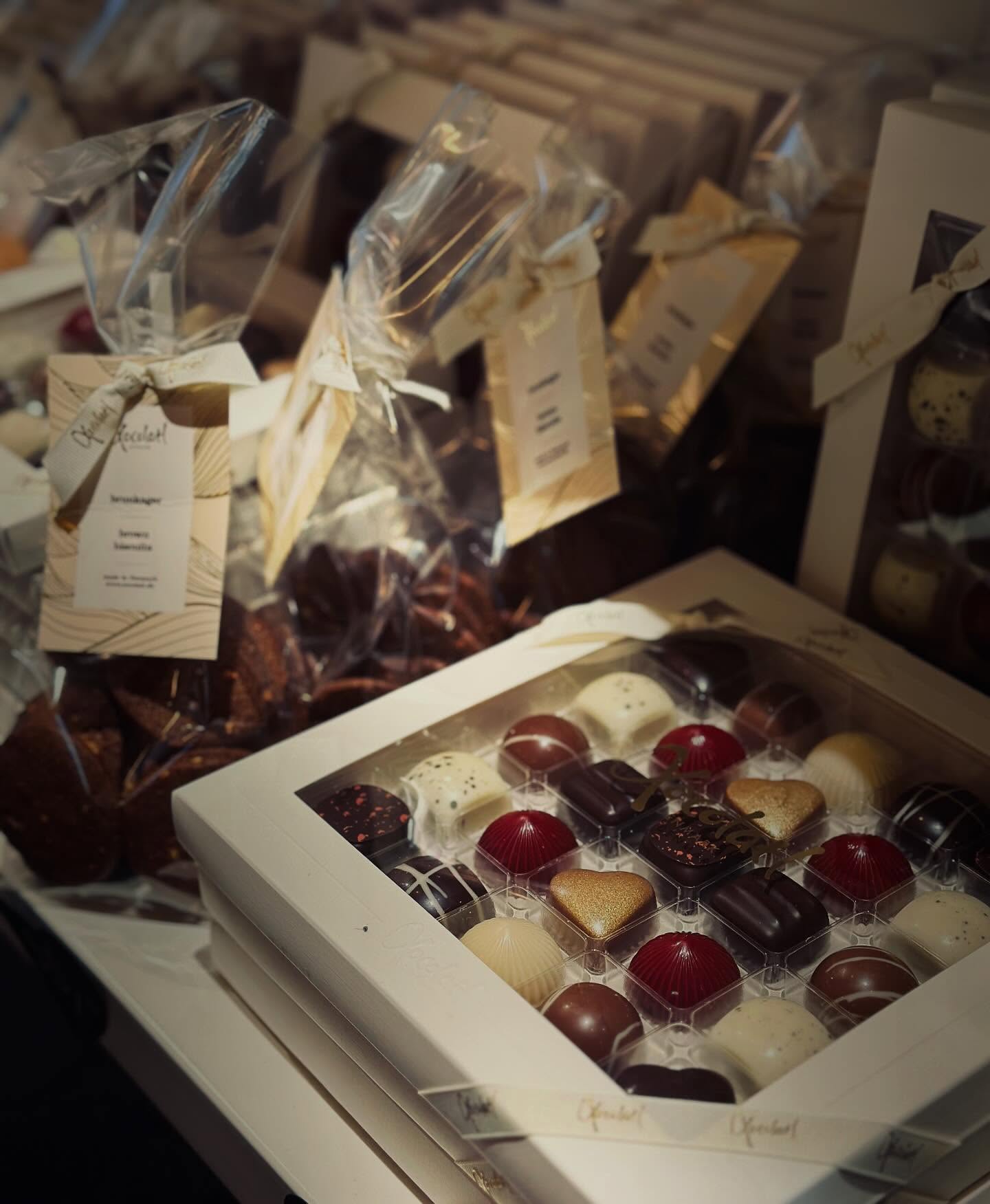 I morgen er der 2 måneder til juleaften🎄🎅🏻❤️ Vi har fået håndlavet vaniljekranse, pebernødder & brunkager samt forskellige varianter af honningkager, brød og bomber & selvfølgelig den lækker chokolade fra Xocolatl🥰❤️ #altgodt #xocolatl #håndlavetchokolade #honningkager #næstvedcity#christiansfeld