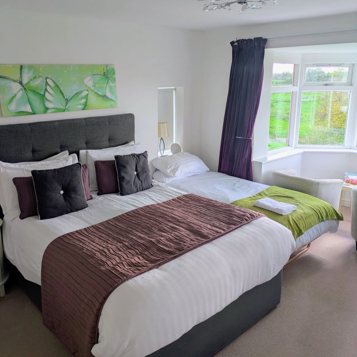 All set for this afternoon's check-in! King Room 1 is ready, complete with an extra bed for a couple with a teenager 🏡