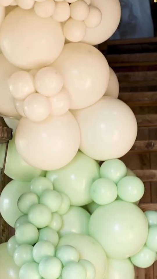 Close-up magic✨️🎈
Vi älskar att skapa ballongmagi!
Plats: @tillingeloge
Fotograf: @tannerydphotography
#ballongdekor #eventdekor #event #festdekor #ballonger #ballongbåge #creativecelebrations #bröllopsdekor #bröllopsdekorationer