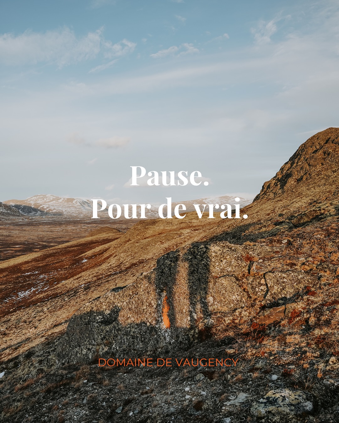 Chaque année, on se dit qu’on tiendra encore un peu… et chaque année, on finit sur les rotules 😅
Alors cette fois, on s’écoute.
Pause. Pour de vrai. 💚
Du 27 octobre au 21 novembre, on coupe tout : pas d’appels, pas de mails, pas de messages privés.
On est présents à 200 % pour vous le reste de l’année, alors là… on décroche un peu.
Besoin de respirer, de se retrouver, de s’inspirer ailleurs — en Norvège.
On partagera juste quelques stories de voyage, pour la beauté du monde.
Retour le 22 novembre.
Merci pour votre bienveillance. 🌿
.
.
.
.
.
#domainevaugency #pause #slowbusiness #reposbienmerité #entrepreneuriatconscient #equilibrevieprovieperso #slowwedding #ecoresponsable #norwaytrip #vanlife #prendresoindesoi #deconnexion #slowlife #resourcement #vivreautrement #naturessauvage #reconnexion #slowentrepreneuriat