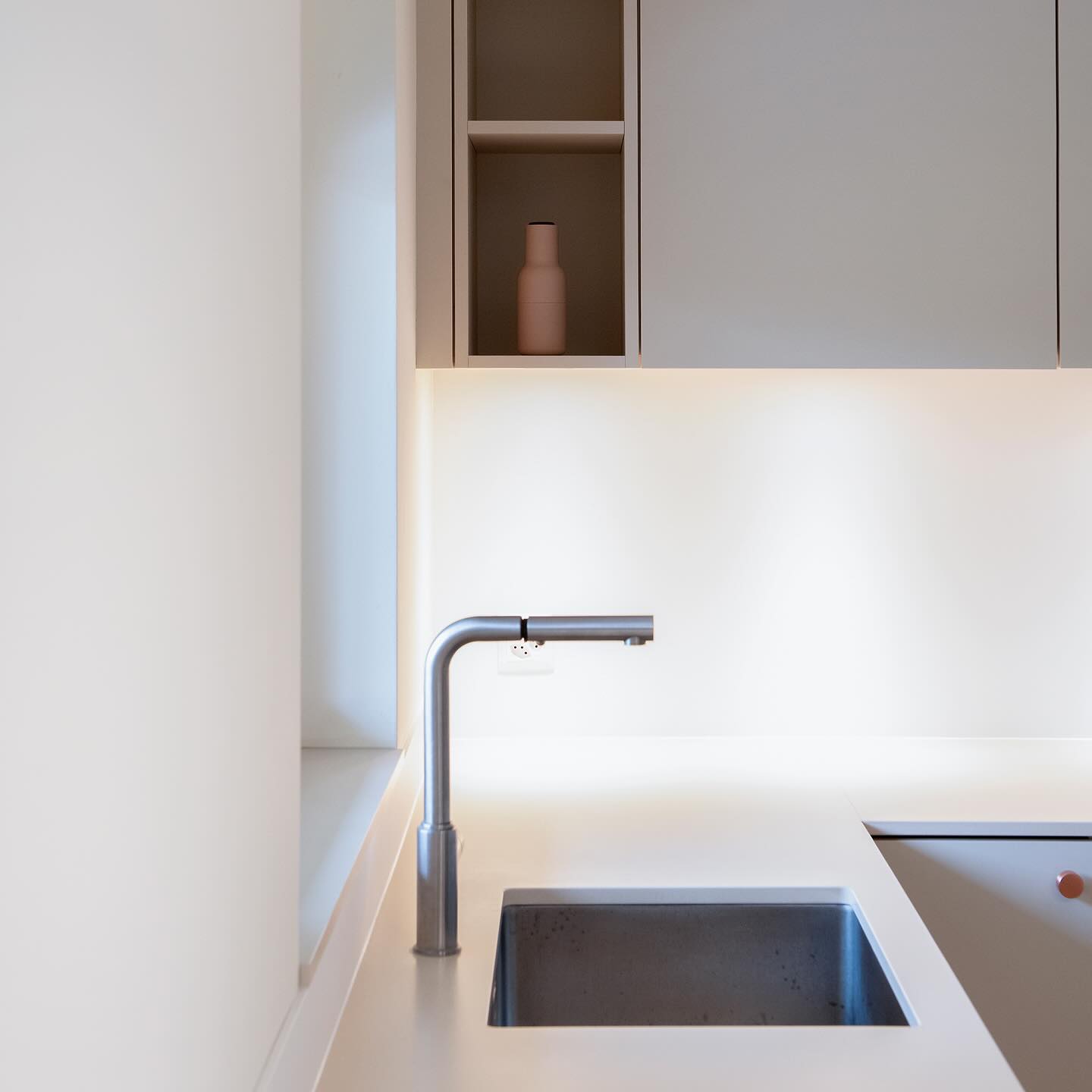 🤍 Sanfte Farben & Harmonie 🤍
Auch im Detail überzeugt diese Küche mit klarer Linienführung und hochwertiger Verarbeitung.
Die Kombination aus matten Fronten, feinen kupferfarbenen Knöpfen und einer durchdachten Raumaufteilung sorgt für ein harmonisches Gesamtbild.
Schlicht, aber mit Charakter – genau so, wie es sich unsere Kunden gewünscht haben.
Made by Schw