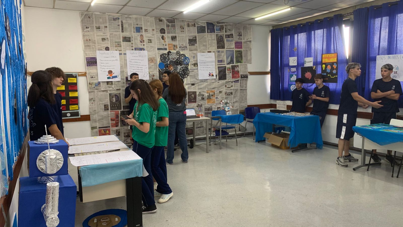 Feira Cultural 2025 - Ano Internacional da Ciência e Tecnologia Quântica
No último sábado, 25 de outubro, nossa comunidade escolar viveu um dia incrível durante a Feira Cultural, um evento marcado por criatividade, conhecimento e muita emoção!
Cada turma apresentou trabalhos inspiradores sobre o tema “Ano Internacional da Ciência e Tecnologia Quântica”, explorando ideias inovadoras com dedicação e entusiasmo.
Simultaneamente, a Feira de Empreendedorismo movimentou o pátio com bolos, doces, brinquedos, produtos artesanais e muita alegria, uma verdadeira celebração do talento e do espírito colaborativo de nossas famílias.
Confira nas fotos alguns dos momentos especiais desse dia inesquecível!
Parabéns aos nossos alunos, professores e famílias por mais uma realização que reflete o compromisso com a educação e o aprendizado significativo.
#somosga #angloalante
#colegioguilhermedealmeida
#feiracultural2025 #ciênciaetecnologiaquântica