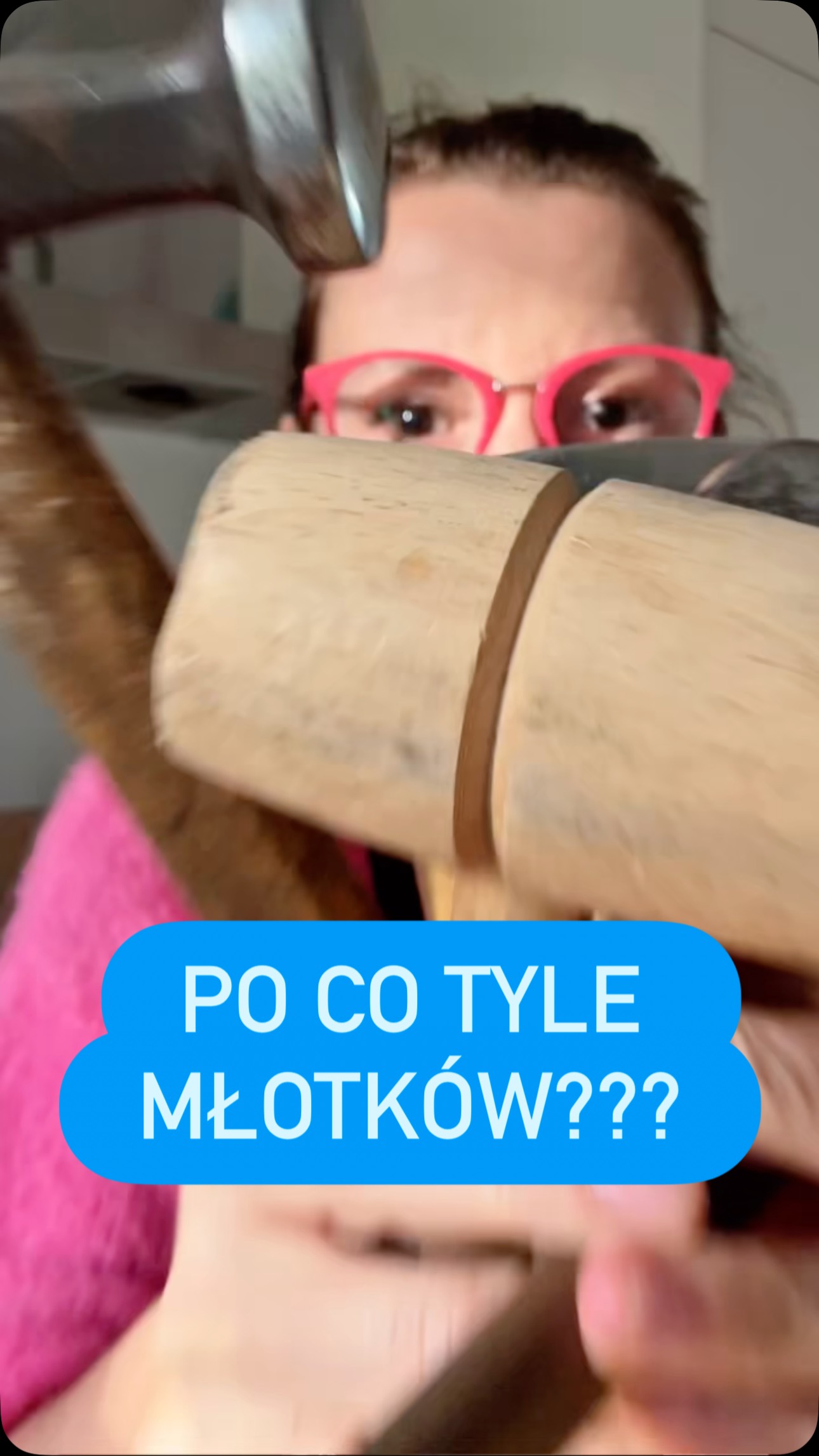 Kiedyś zupełnie nie rozumiałam po co miałabym mieć w pracowni kilkanaście młotków.
Dzisiaj to całkiem oczywiste - po prostu każdy służy do czegoś innego. Jeden do kształtowania, drugi do nitowania, trzeci do fakturowania…
Różnią się wagą, kształtem obucha i długością trzonka.
Z każdym mam też trochę inną relację i historie. Ale o tym kiedy indziej 😉
#pracowniazłotnicza #jubilertoruń #zlotniktorun #młotki #warsztat #obuch #biżuteriaartystyczna #bizuterianazamowienietorun