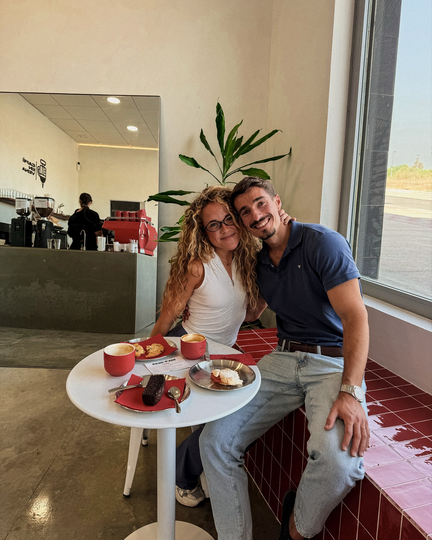 No soy yo de quejarme. Creo que me conocéis. Llevo tiempo sin subir contenido que no sea de la Cafetería-Clínica porque trabajo día y noche en echar a andar un sueño en el que he puesto toda mi energía, ahorros y esfuerzo. Porque si sabía que emprender un proyecto así iba a ser duro, teniendo en cuenta que ya trabajaba unas 10 horas diarias antes de empezar todo esto, nunca me habría podido imaginar lo que iba a suponer. La parte física es dura, pero es palpable y más llevadera. Arrancar y gestionar una Clínica de nutrición, fisioterapia, psicología y podología junto con una Cafetería de especialidad con tienda y venta online, mientras sostengo el trabajo que me ha permitido crear esto, es demoledor. Física y mentalmente.
Poco a poco vamos optimizando procesos, voy delegando en un equipo magnífico y me iré liberando. Si algo tenía claro es que primero lo trabajaría yo para saber qué es exactamente lo que quiero.
Que conste que lo llevo genial, pese a la realidad que os quiero mostrar. La ilusión y la motivación por hacer algo único arrasa con cualquier momento de bajón. No hay tiempo para lamentos, solo para soluciones.
Y no solo eso, sino que tengo un entorno increíble. Mis padres y amigos me han apoyado como nunca.
Ahora, lo de @alexandraherran es de otro mundo. Cuando digo que sin ella nada de esto habría sido posible, me quedo corto. No es fácil convivir con una persona obsesionada con crear algo así, y que encima lo quiera lo antes posible y sin un cabo suelto. Ella lo ha vivido como si fuera su propio negocio. Y eso que tiene su propio trabajo. Cada vez más, pues mejor no se le puede dar. No sabéis lo que es tener una Alejandra a vuestro lado. Tiene un criterio que más quisieran todos los presidentes del gobierno juntos (nos iría mucho mejor). Raramente se equivoca. Su gusto es especial. Pues sus elecciones son siempre distintas a lo habitual, pero a todo el mundo les acaba conquistando. De esas personas capaces de crear tendencias.
Doy gracias por tener una compañera de vida así, y ojalá poco a poco le pueda recompensar todo el esfuerzo.
Gracias por estar siempre al pie del cañón.
Pd.: pronto cogeremos más ideas de tostadas por el mundo.