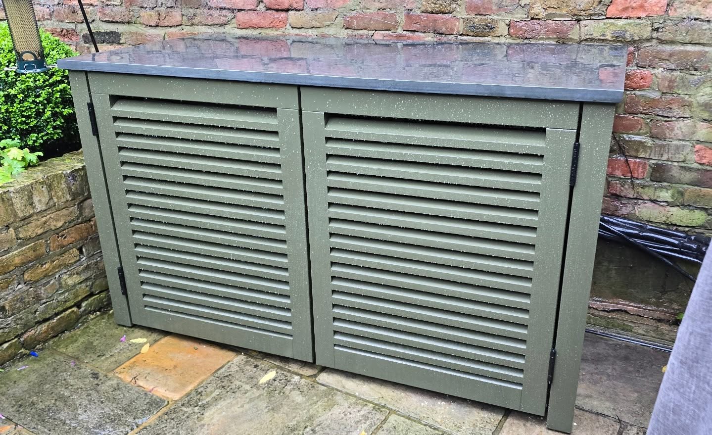 A perfect solution: Two uses in one unit. Air-conditioning unit cover and a prep area for outdoor cooking.
www.bespoke-garden.co.uk