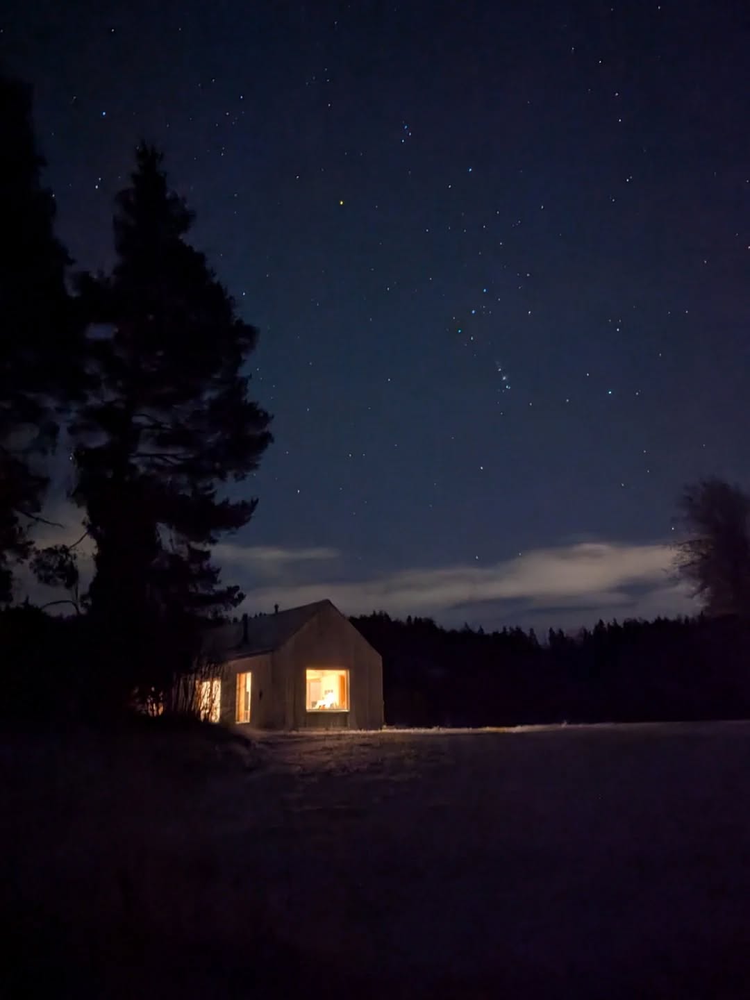 Hello darkness. Autumn vibes at house Åkerudden.
#autumnvibes #lakehouse #starrynight #nordicdesign #finnisharchitecture