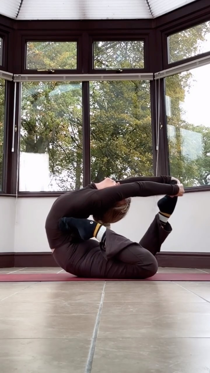 My next Art of Flex-Ability class will be next Friday, October 31st, from 6 till 7.30pm UK time. This class will focus on bow pose, bow pose variations and transitions.
We’ll start with a really good warm-up, paying particular attention to the shoulders and hip flexors. There’ll be plenty of strength and conditioning so we’re properly prepared before moving into creative sequencing and playful transitions.
Modifications and advancements will be offered throughout, so the class is suitable for different levels.
If you can’t make the live, the recording will be available on demand. See the link in my stories to sign up or send me a DM with any questions.
Much love,
Rebecca 🤍
#theartofflexibility #flexibilityclassesonline #flexibilityonzoom #contortiononzoom #flexibilitydrills #flexibilityart #flexibilityshapes #bowpose #bowposetransitions #shouldershapes #flipyourgrip #hipflexorstretch #flexibilitytraining #onlineflexibilityclass #creativeflow
