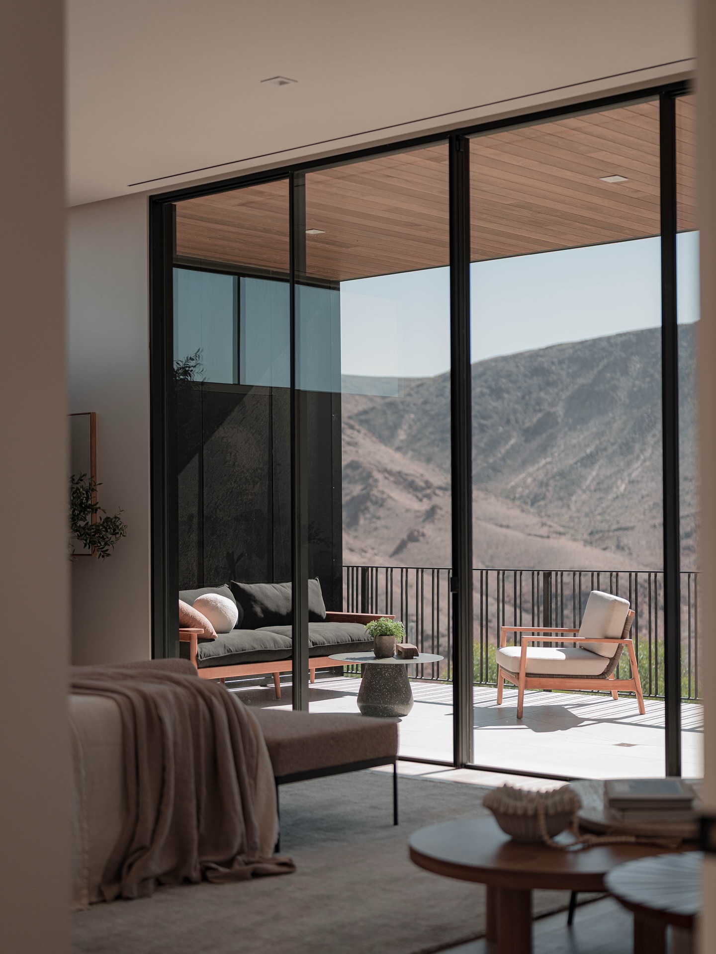 Perched atop the exclusive Ascaya Estates, The Chisel Crest Estate commands an unrivaled view of the Las Vegas Strip. Every angle of this sculptural residence was designed to embrace its horizon—where uninterrupted glass becomes both boundary and invitation.
Our THINLINE™ Series windows define the home’s dramatic glass cube living area, creating a seamless dialogue between architecture and atmosphere. Expansive sliding doors open to floating patios and terraces, blurring the line between desert skyline and modern sanctuary.
#Styline #ThinlineSeries #LuxuryArchitecture #ModernDesign #LasVegasLuxuryHomes #AscayaEstates #DesertModernism #ArchitecturalDigest #GlassArchitecture #MinimalFrame #LuxuryWindows #ContemporaryDesign #ArchitecturalElegance #DesignDetails #LuxuryLiving #ModernEstate