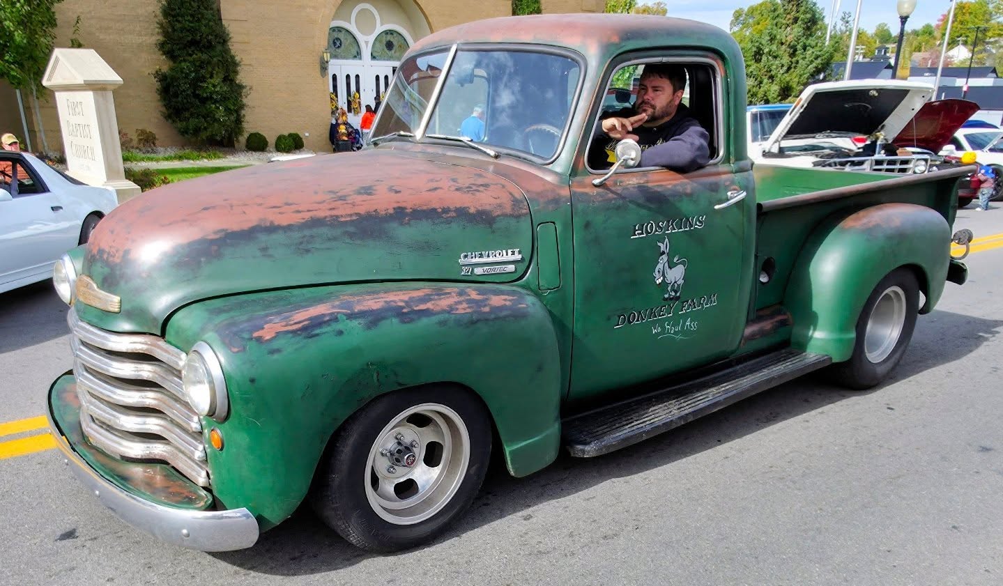 Throwinâ it back with this classic Hoskins Donkey Farm Chevy, where the motto is âWe Haul Assâ and the patina tells all the best stories. đŽđ Sometimes you just need a little donkey power to get things moving! #cartucky