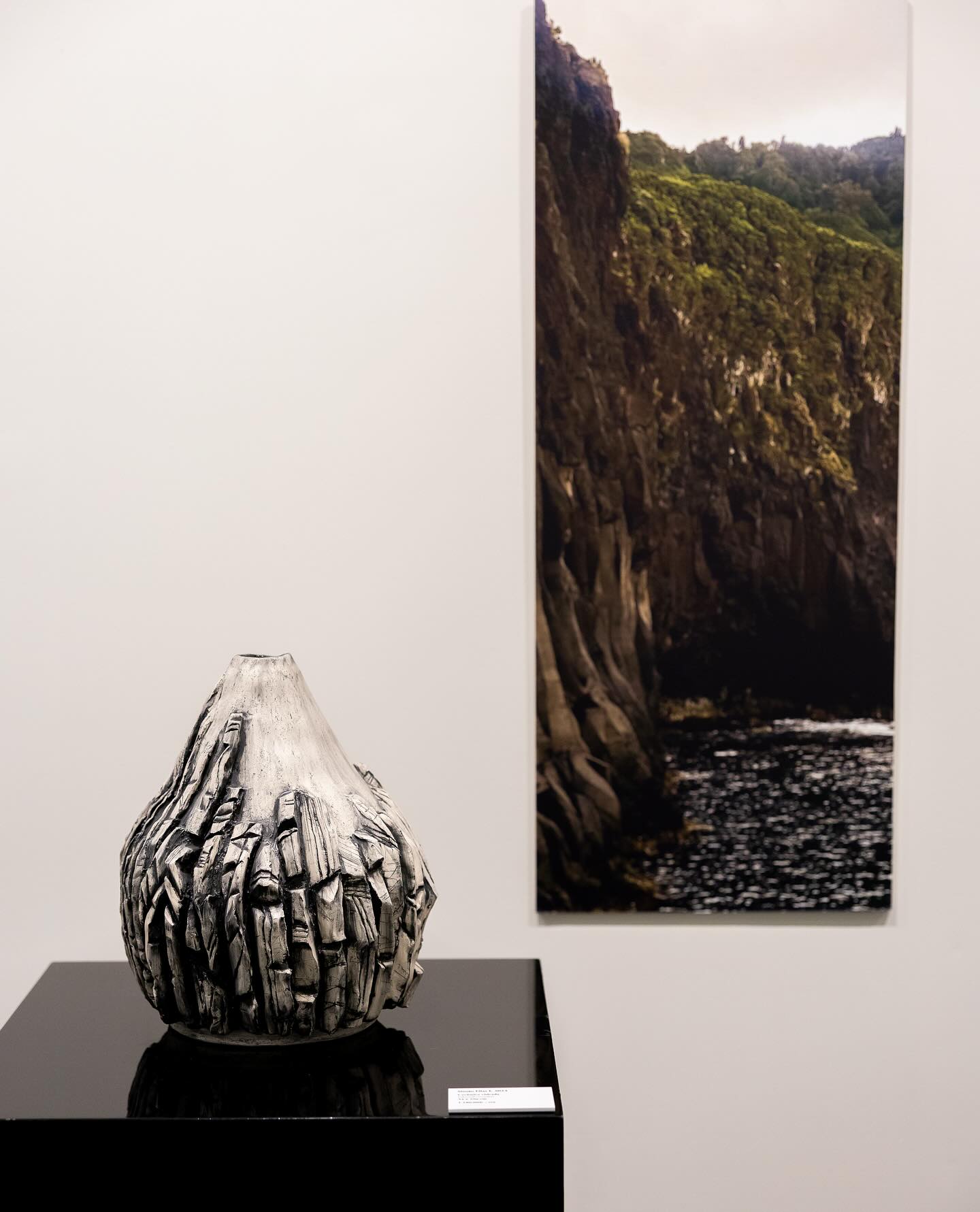 “Simão Dias I”, 2023
34x29ø cm
.
“AZOREAN DREAM, Entre o gesto e a paisagem” @romanticultura @casino.azores
.
De 27 Setembro a 11 de Janeiro 2026
.
AVAILABLE
.
.
.
.
#mariacastelbrancoceramic #handamade #homedecor #inspiration #oneofakind #azoreandream #exhibition #contemporaryceramics #contemporaryart #tiles #jar #flores #flowers #coraçãomagoado @anacristina.baptista.pt @vaniarebelopaim