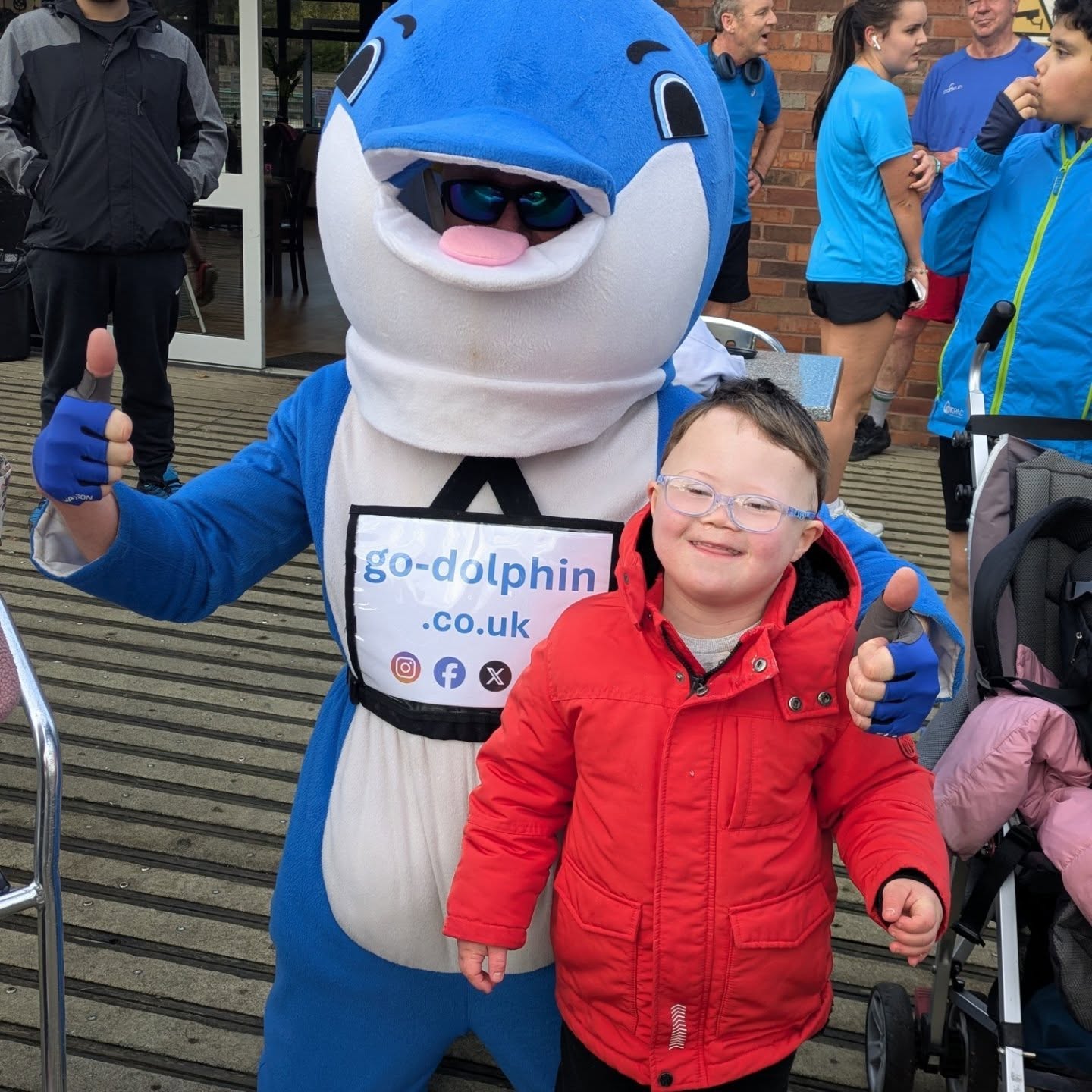 Every dolphin has its day 🐬.
And today, the dolphin got its @parkrunuk PB at Albert Park thanks to the support of his new friend Bertie.
Without doubt, it was Bertie's cheers which spurred the dolphin on to run his fastest 🐬🏃🙏.
Thank you my friend ❤️.
#runningfortheocean - https://cpdmatch.co.uk/running-for-the-ocean