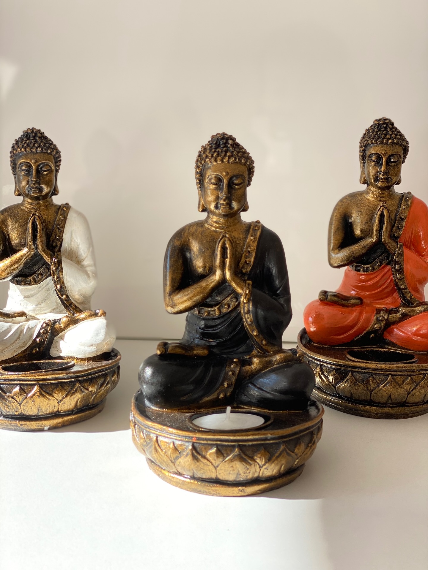 Možná se vám ještě vybaví příspěvek o tom, jak jsem nadšeně nakoupila mnoho velkých sošek Buddhy, Ganesh atd.a jak mi je následně přepravní firma doručila z 90% rozbité…
Toto jsou malé sošky, které cestu z Bali přežily a konečně jsem našla čas, vystavit je na e-shop. Můžete do nich vložit čajovou svíčku a nechat na sebe působit klid, který vyzařují.
Soška Buddhy je symbolem moudrosti, soucitu a blahobytu. Každé místo rozzáří a naplní ho pozitivní energií.
Pouze 1 ks od barvy skladem na
🕉️ www.zbozizbali.cz 🕉️