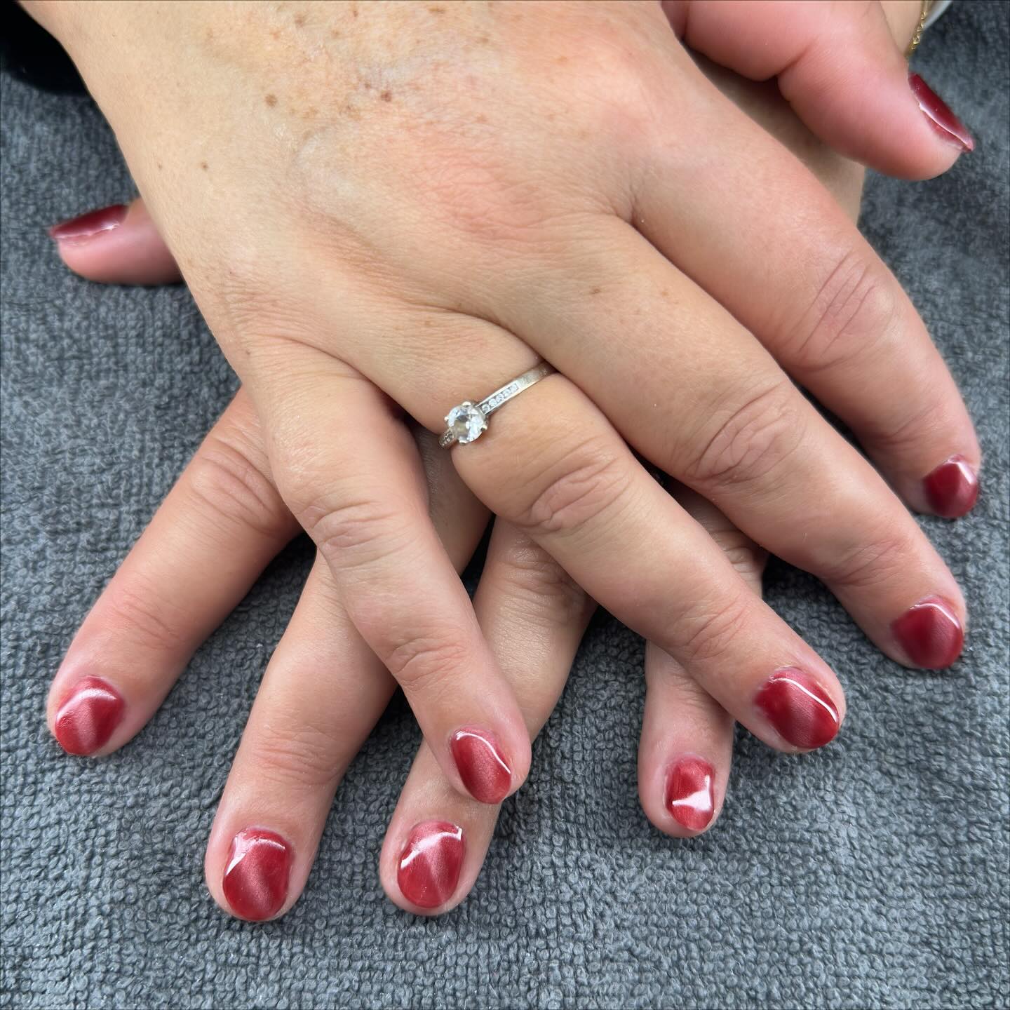 Van een klassieke bordeaux tot de nieuwe Let Me Love You in cateye; Kelly haar nagels zijn weer helemaal in orde voor de komende weken ♥️ (Swipe voor de voor-foto)
Laurence - Natur’elle
📞 0472/37.36.51
💻 www.naturellebylaurence.com
#overijse #huldenberg #heverlee #leuven #tervuren #wavre #brussel #ukkel #esthetiek #huidverbetering #massages #gellak #pedicure #wimperlifting #dermaplaning #spraytan #Biab #browlamination #massagetherapie