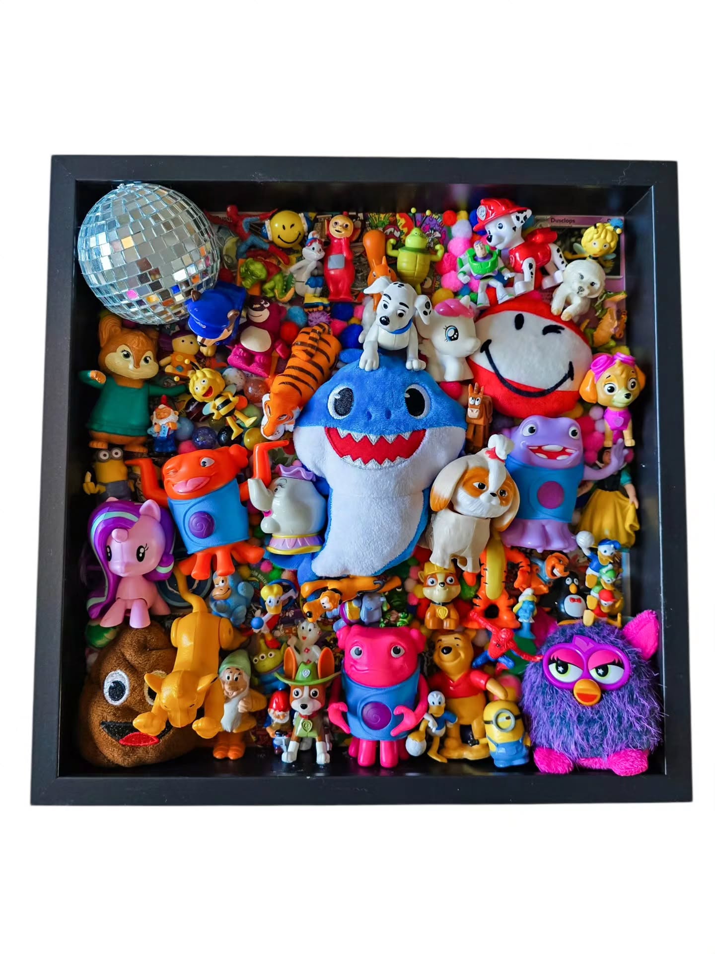 Smiley - Baby Shark 🦈🥳
35x35 cm - zwarte lijst
#interieur #kunst #upcycle #upcycling #upcycled #upcycledtoys #speelgoedschilderij #speelgoedkunst #schilderij #babyshark #furby #recycle #duurzamekunst #duurzaam #duurzaaminterieur #muurkunst #kinderkamer #kinderkamerinspo #kidsroom #kinderkunst